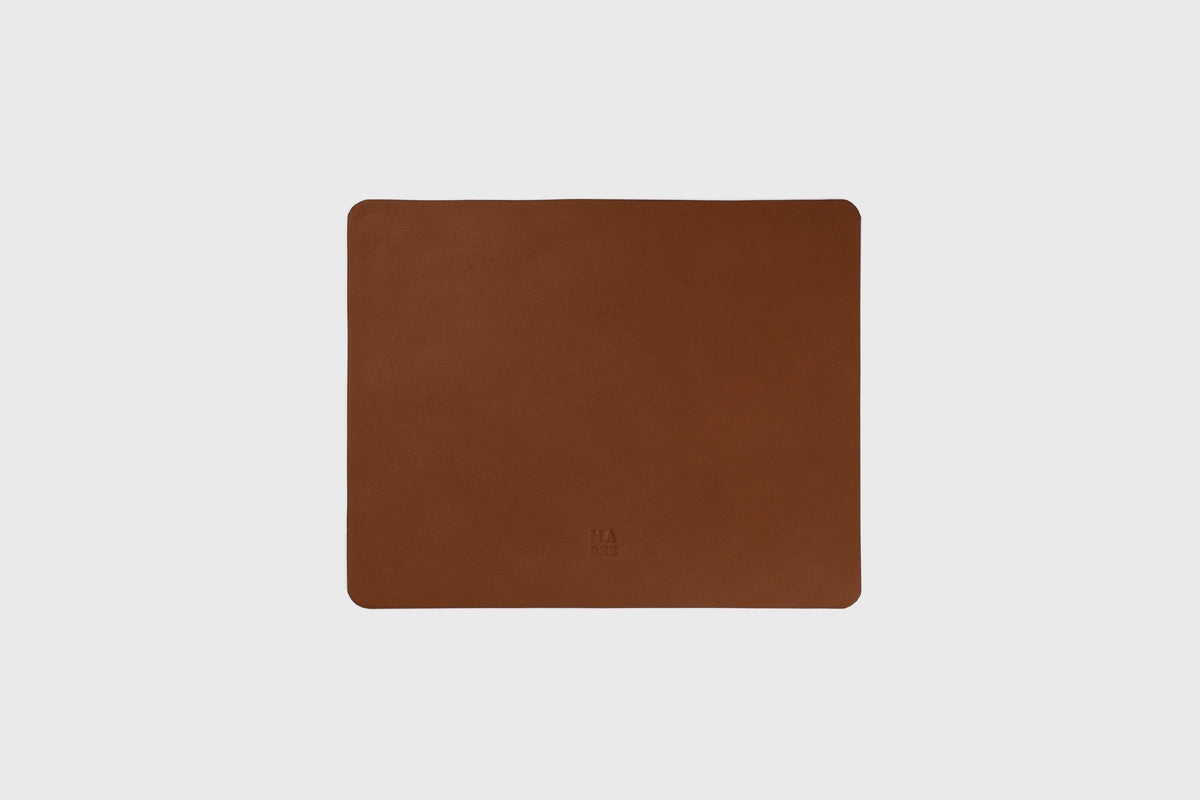 Mousepad Leather Small Dark Brown Color Minimalist Personalized Modern Design Portable Flexible Premium Luxury Quality Office Atelier Madre Manuel Dreesmann Barcelona Spain 1