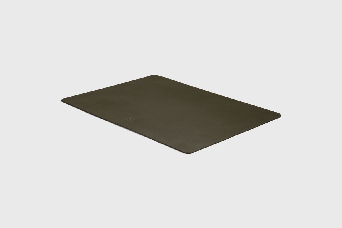 Mousepad Leather Small Olive Green Color Minimalist Personalized Modern Design Portable Flexible Premium Luxury Quality Office Atelier Madre Manuel Dreesmann Barcelona Spain 2