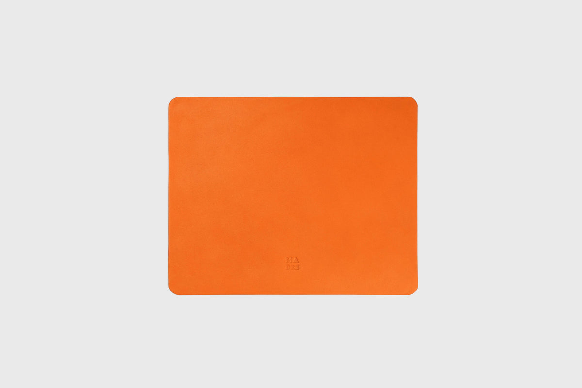 Mousepad Leather Small Orange Color Minimalist Personalized Modern Design Portable Flexible Premium Luxury Quality Office Atelier Madre Manuel Dreesmann Barcelona Spain 1
