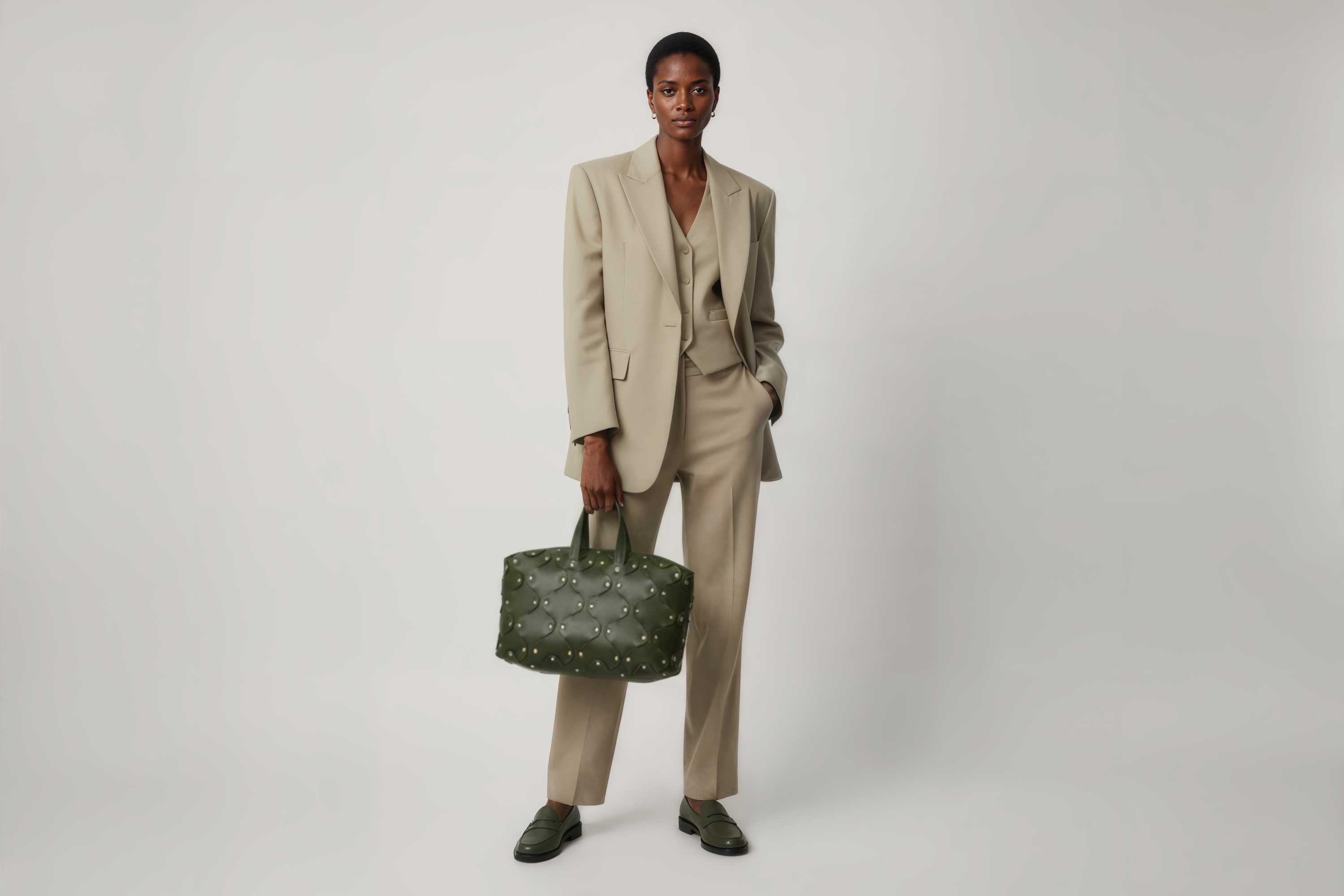 Nauto Leather Olive Green Color Vegetable Tanned Full Grain Spain Brass Rivets Design Minimalist Modern Big Travel Zipper Office Handbag Atelier Madre Manuel Dreesmann Barcelona