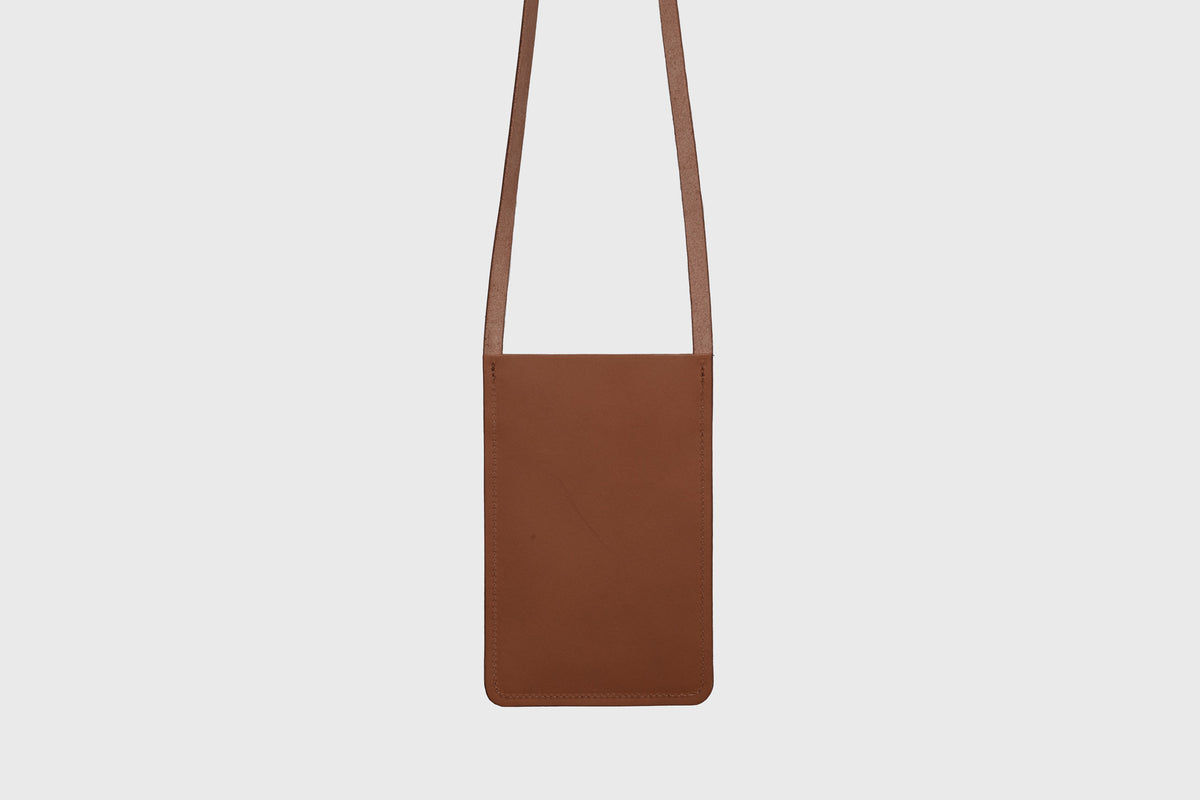 Neck Pouch Leather Dark Brown Color Minimalistic Design Atelier Madre Manuel Dreesmann Barcelona Spain 2
