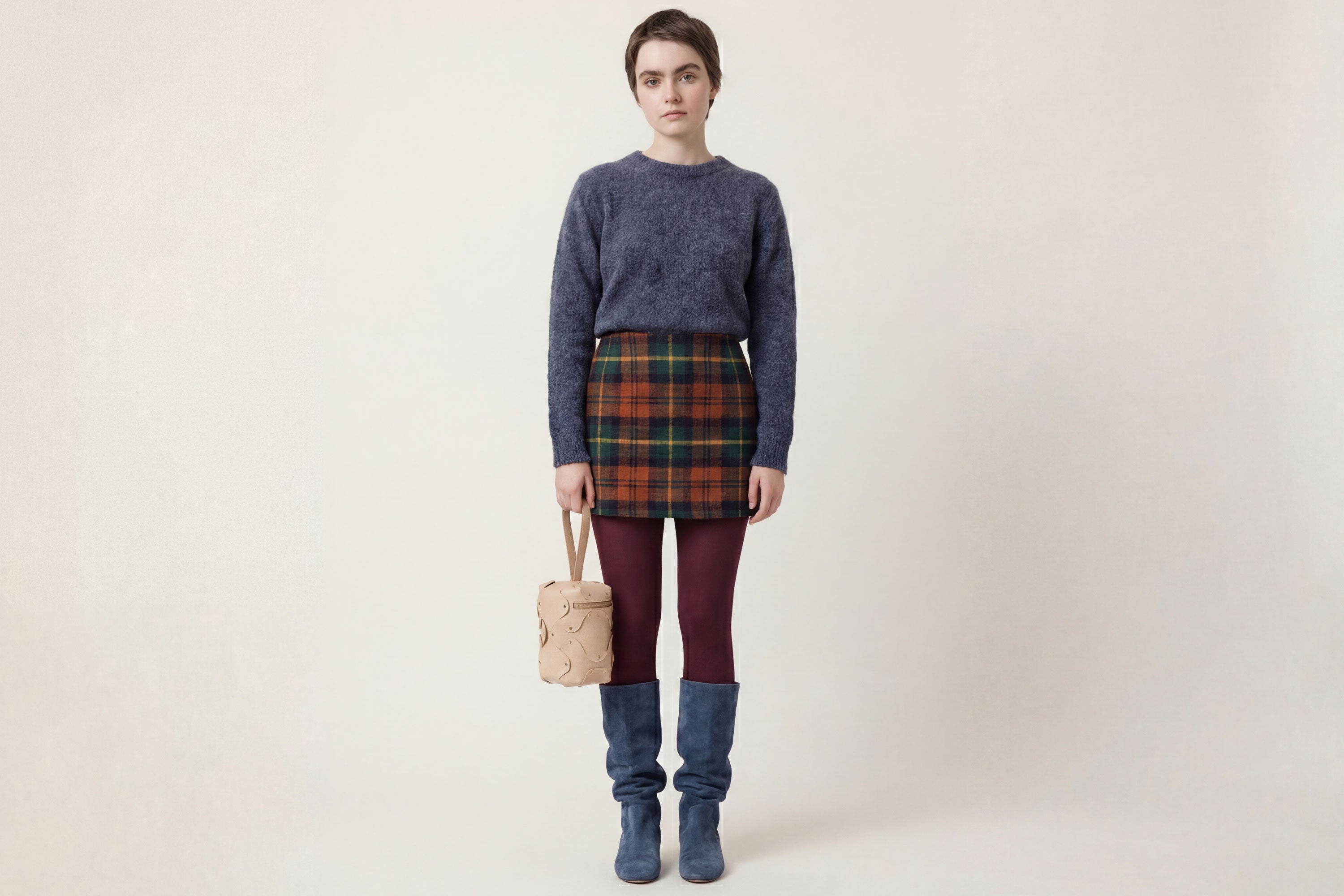 Nema Leather Bag Natural Color On A Woman Model Vegetable Tanned Full Grain Spain Brass Rivets Premium Design Minimalist Modern Cylinder Circle Round Zipper Pouch Handbag  Atelier Madre Manuel Dreesmann Barcelona