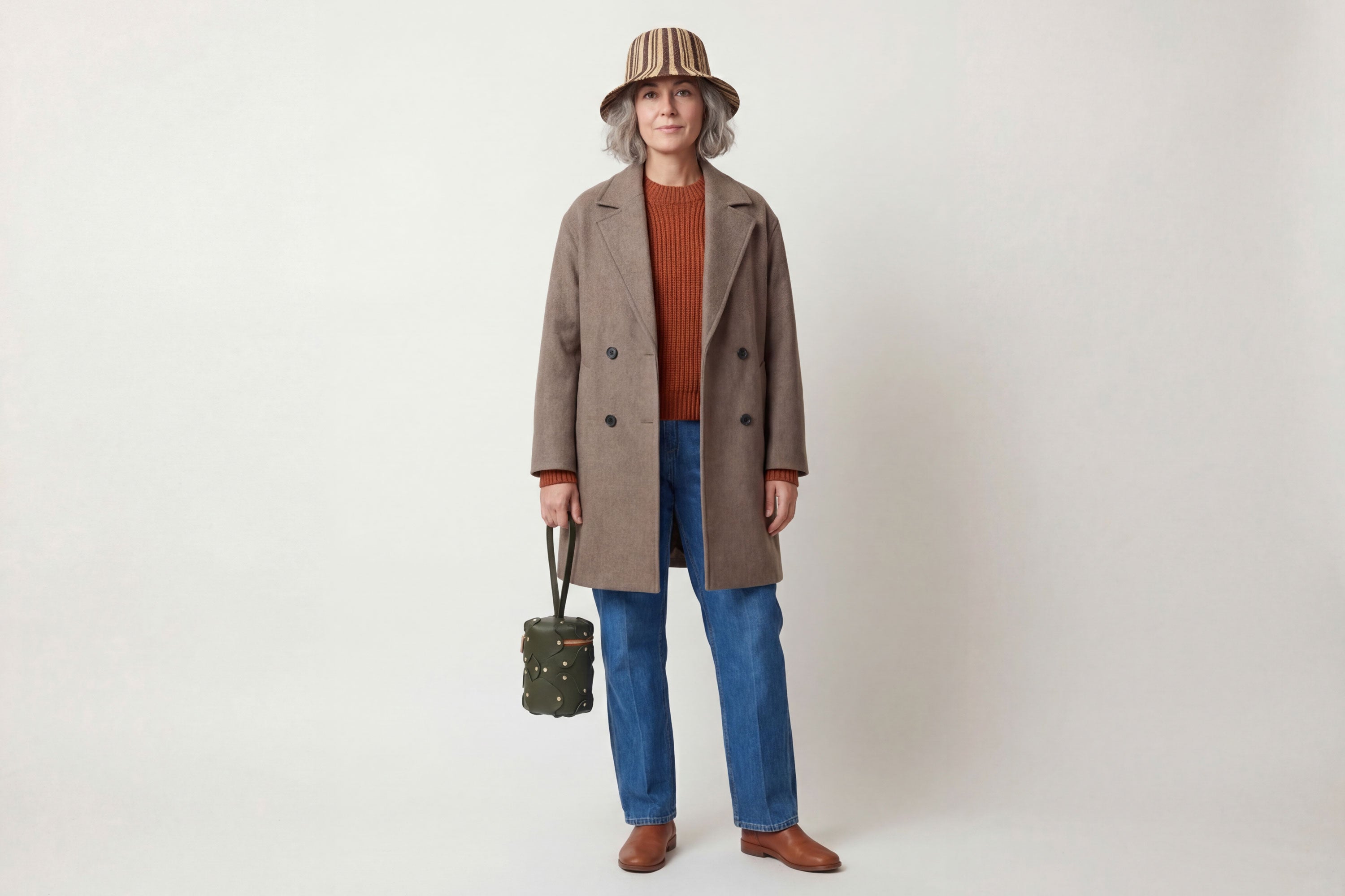 Nema Leather Bag Olive Green Color On A Woman Model Vegetable Tanned Full Grain Spain Brass Rivets Premium Design Minimalist Modern Cylinder Circle Round Zipper Pouch Handbag  Atelier Madre Manuel Dreesmann Barcelona