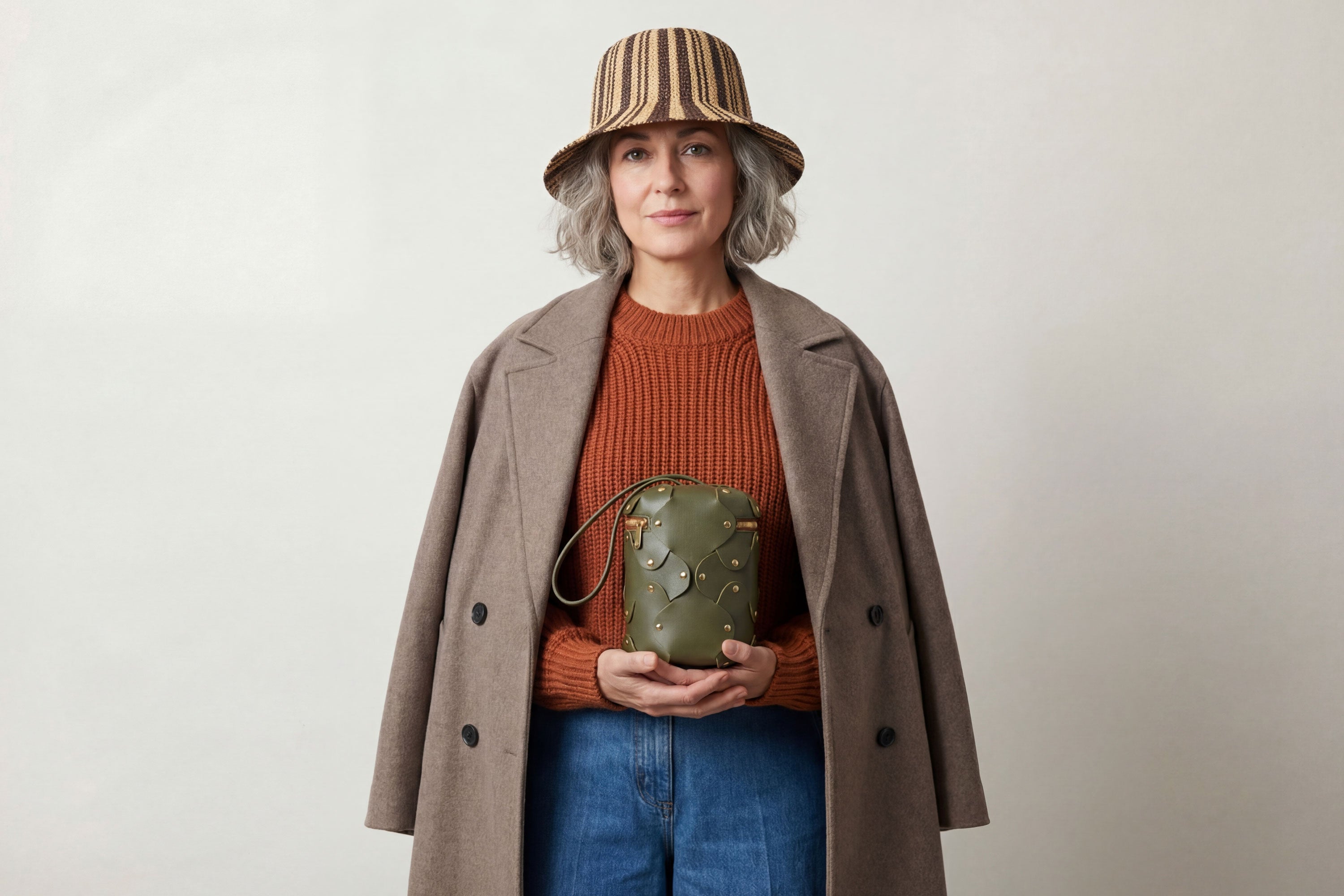 Nema Leather Bag Olive Green Color On A Woman Model Vegetable Tanned Full Grain Spain Brass Rivets Premium Design Minimalist Modern Cylinder Circle Round Zipper Pouch Handbag  Atelier Madre Manuel Dreesmann Barcelona