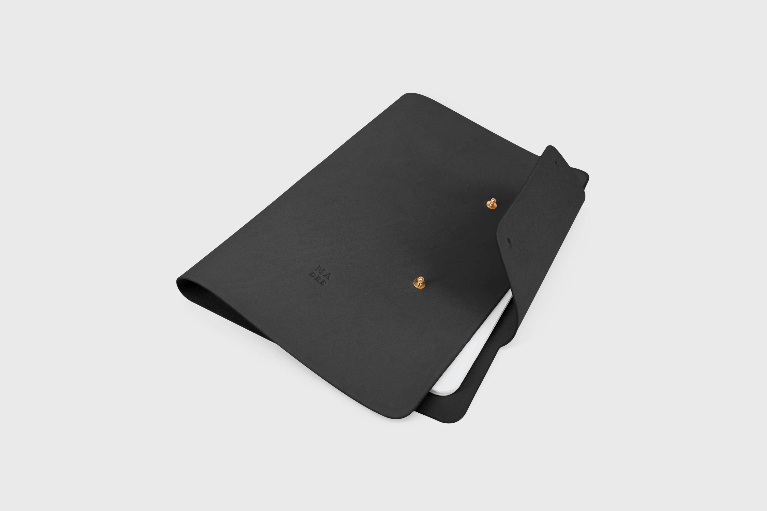 Notebook A4 Journal Leather Black Color Vachetta Notebook Sketchbook Refillable Modern Minimalist Design Premium Quality Handmade Full Grain Vegetable Tanned Atelier Madre Manuel Dreesmann Barcelona