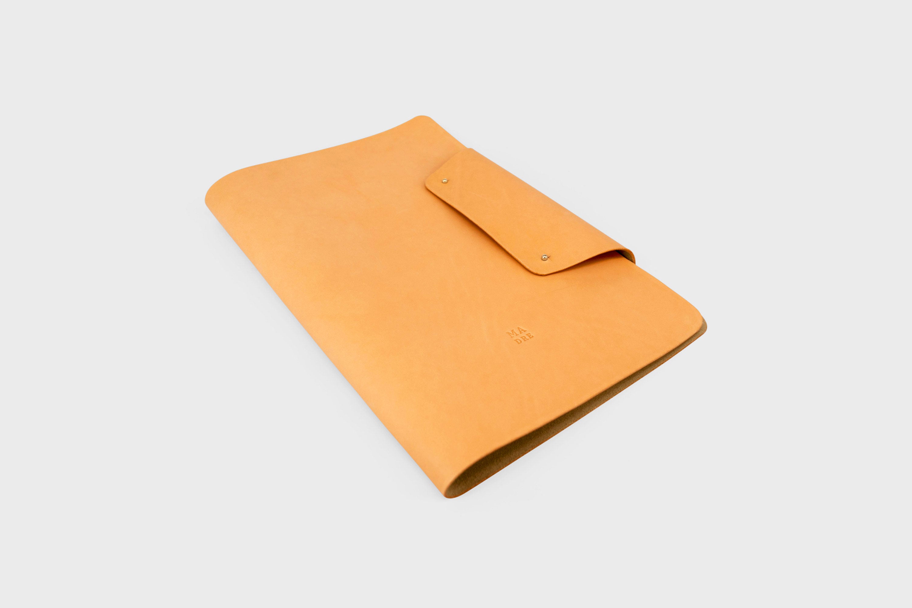 Notebook A4 Journal Leather Brown Color Vachetta Notebook Sketchbook Refillable Modern Minimalist Design Premium Quality Handmade Full Grain Vegetable Tanned Atelier Madre Manuel Dreesmann Barcelona