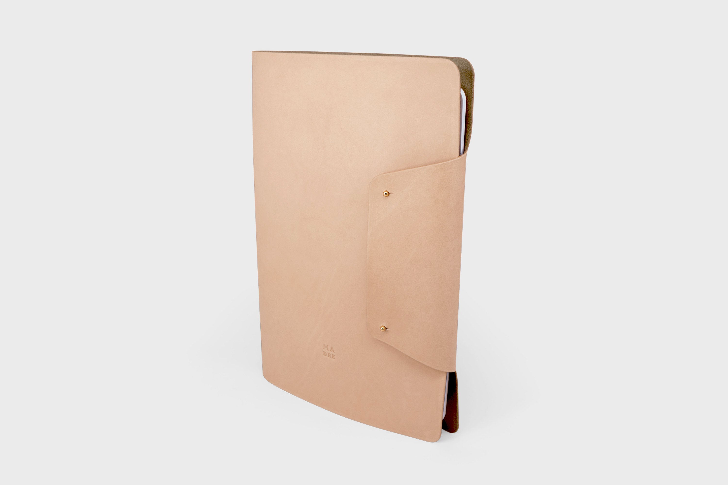 Notebook A4 Journal Leather Natural Color Vachetta Notebook Sketchbook Refillable Modern Minimalist Design Premium Quality Handmade Full Grain Vegetable Tanned Atelier Madre Manuel Dreesmann Barcelona