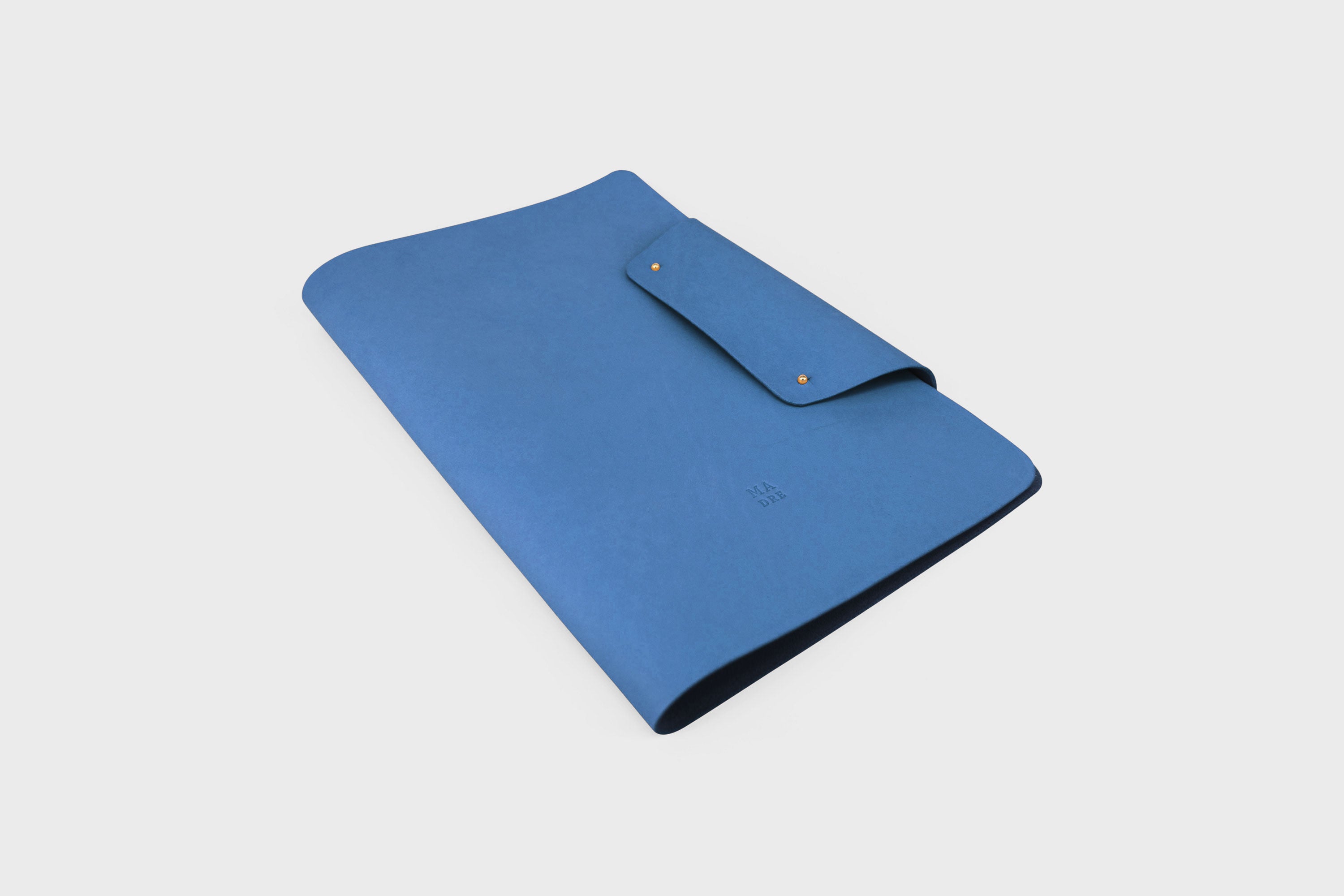 Notebook A4 Journal Leather Royal Blue Color Vachetta Notebook Sketchbook Refillable Modern Minimalist Design Premium Quality Handmade Full Grain Vegetable Tanned Atelier Madre Manuel Dreesmann Barcelona