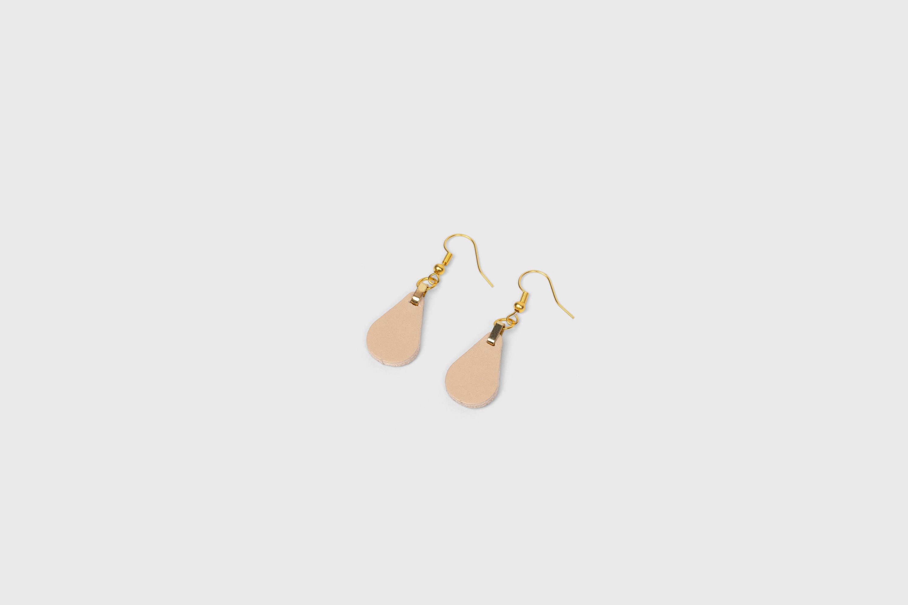 Ona Earrings In Natural Color In Vegetable Tanned Leather Minimalistic Design Atelier Madre Manuel Dreesmann Barcelona Spain