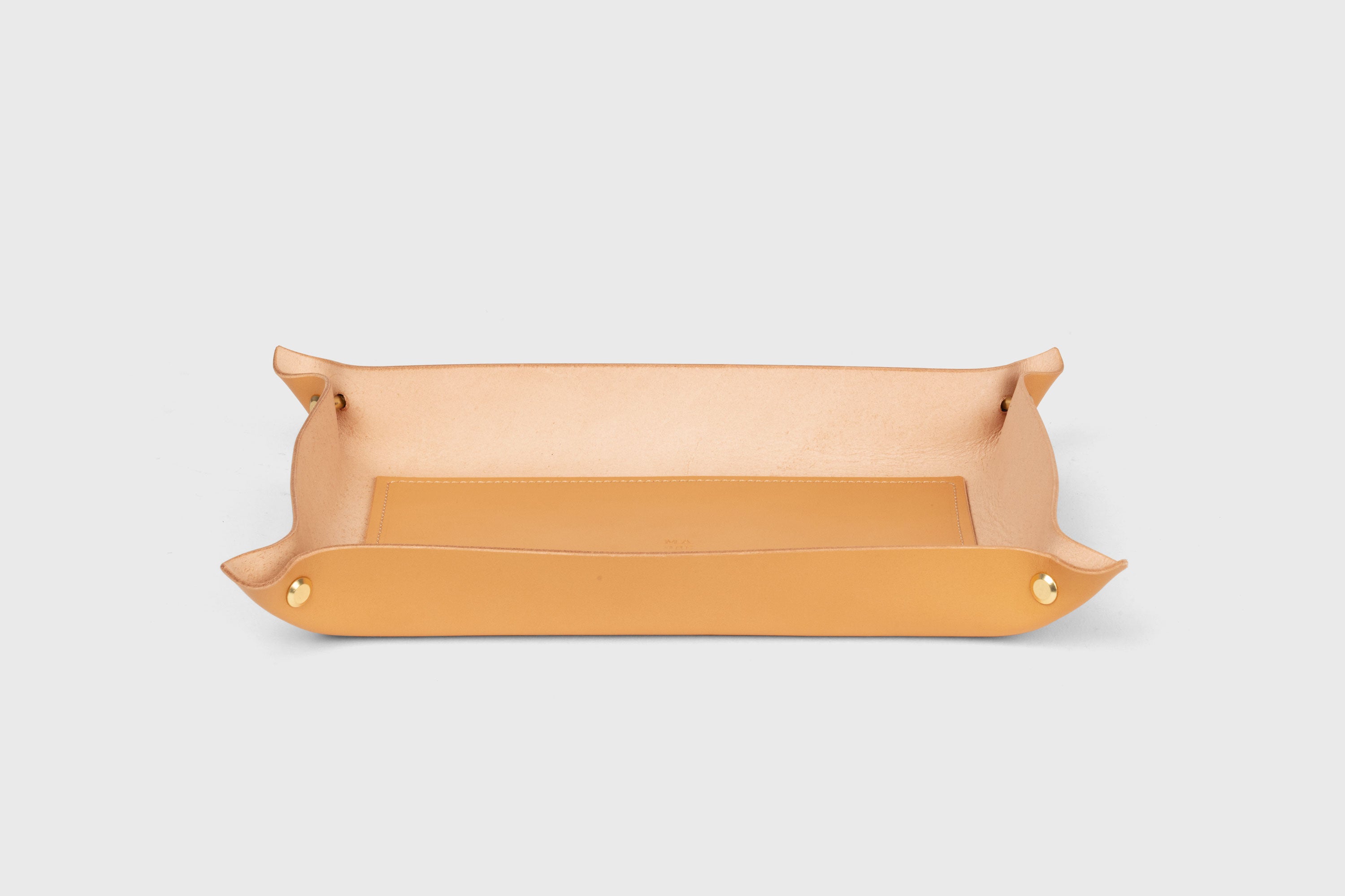 Leather Tray Large Size In Brown Color Vegetable Tanned Leather Minimalistic Design Atelier Madre Manuel Dreesmann Barcelona Spain 
