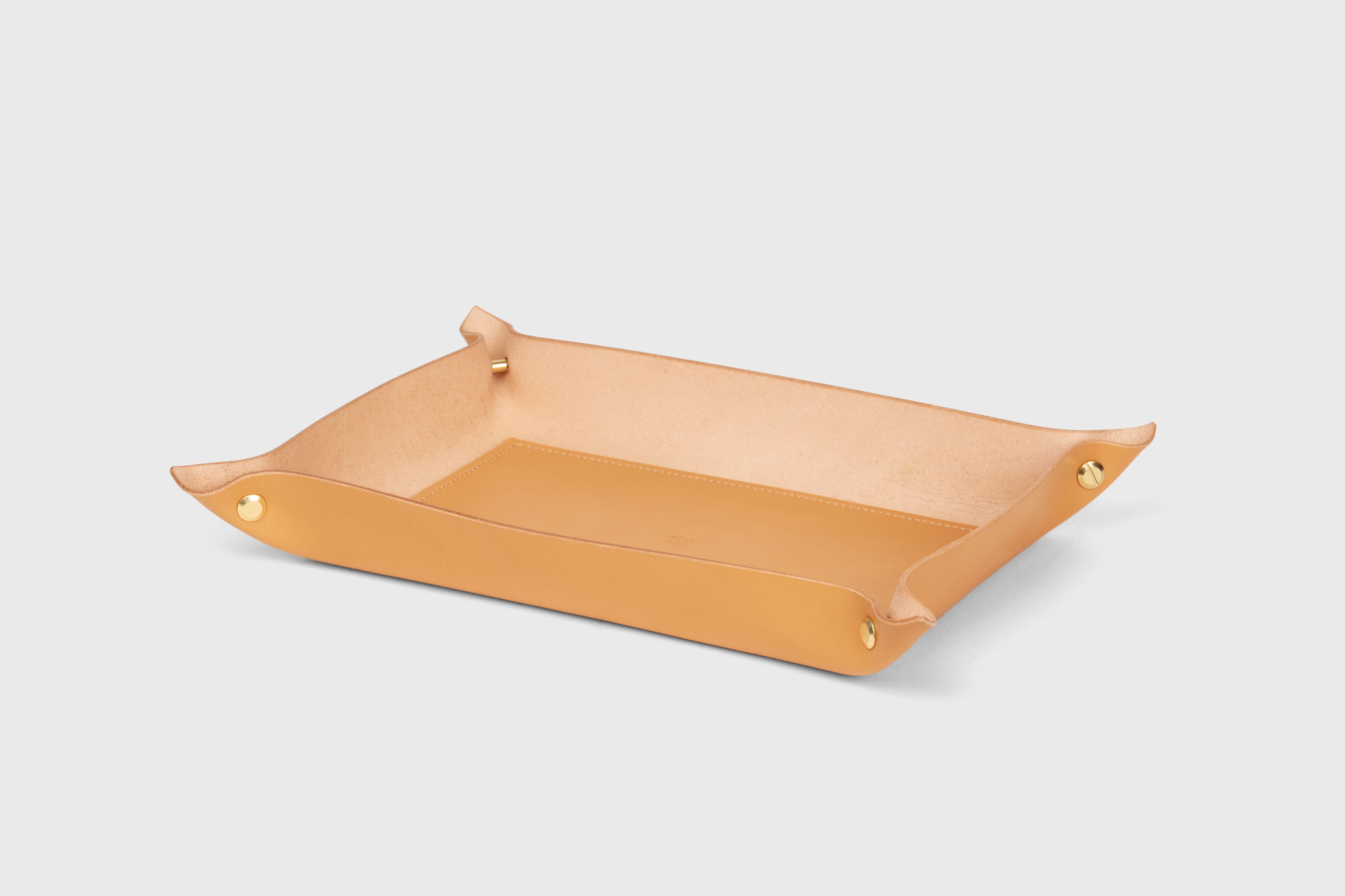 Leather Tray Large Size In Brown Color Vegetable Tanned Leather Minimalistic Design Atelier Madre Manuel Dreesmann Barcelona Spain 
