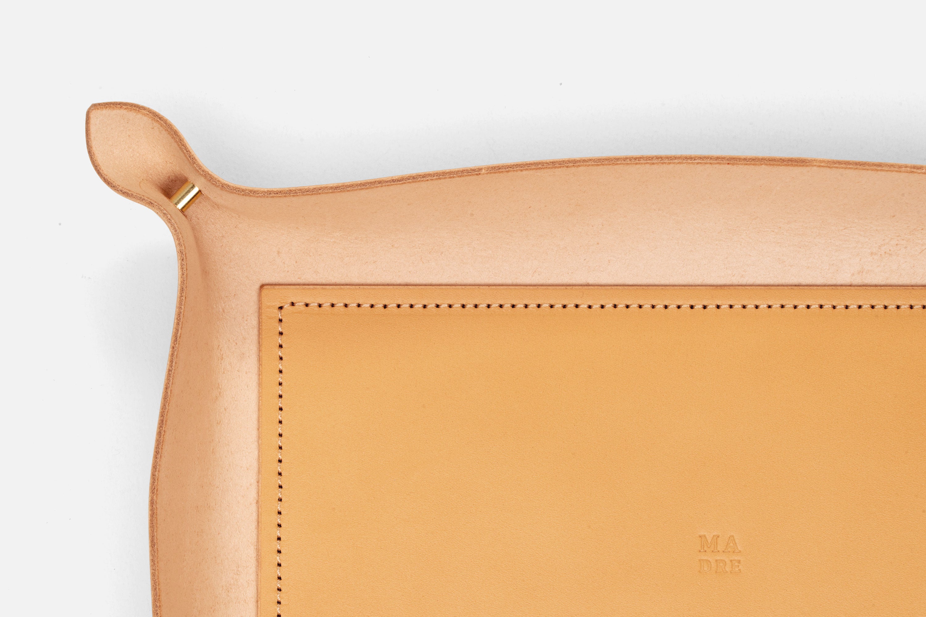 Leather Tray Large Size In Brown Color Vegetable Tanned Leather Minimalistic Design Atelier Madre Manuel Dreesmann Barcelona Spain 