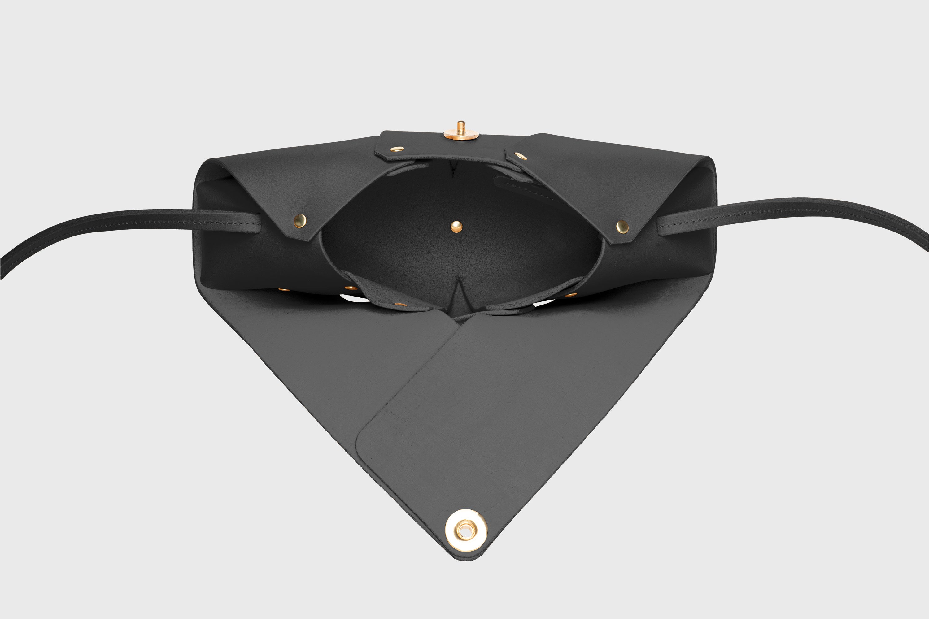 Panino Bag Black Leather Magnetic Closure Full Grain Vegetable Tanned Leather High Quality Modern Minimalistic Design Atelier Madre Manuel Dreesmann Barcelona Spain