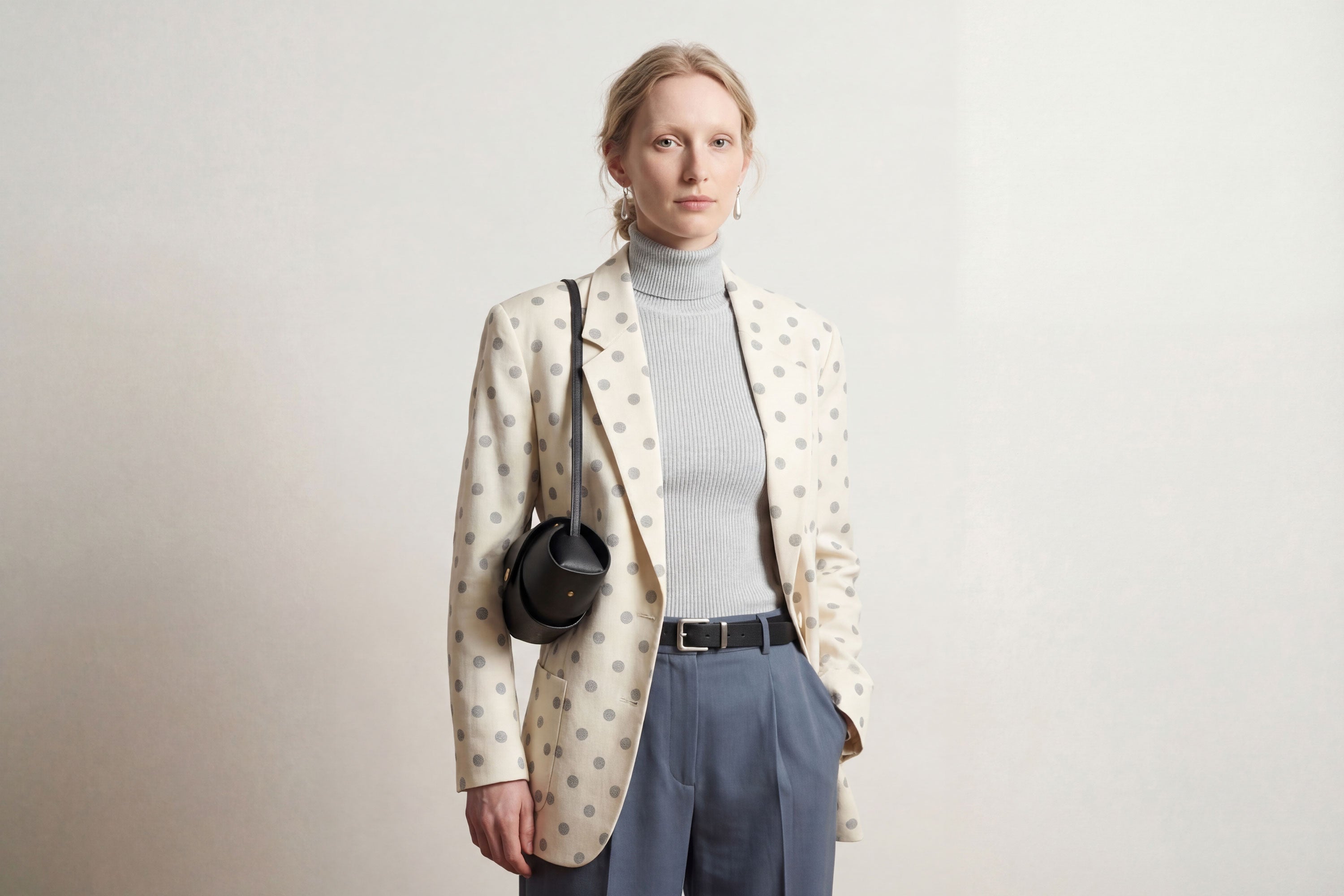 Panino Bag Black Leather On A Model Magnetic Closure Full Grain Vegetable Tanned Leather High Quality Modern Minimalistic Design Atelier Madre Manuel Dreesmann Barcelona Spain