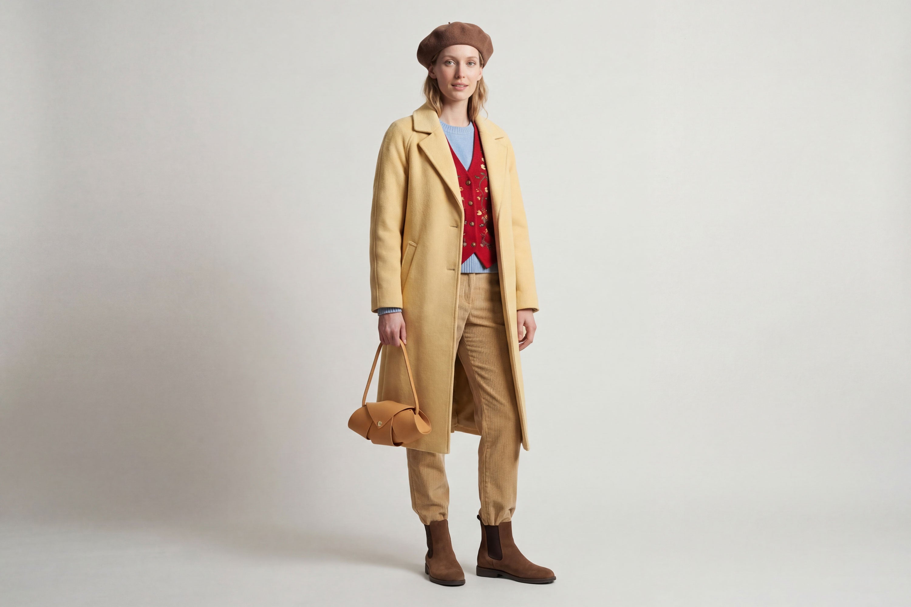 Panino Bag Brown Leather On A Model Magnetic Closure Full Grain Vegetable Tanned Leather High Quality Modern Minimalistic Design Atelier Madre Manuel Dreesmann Barcelona Spain