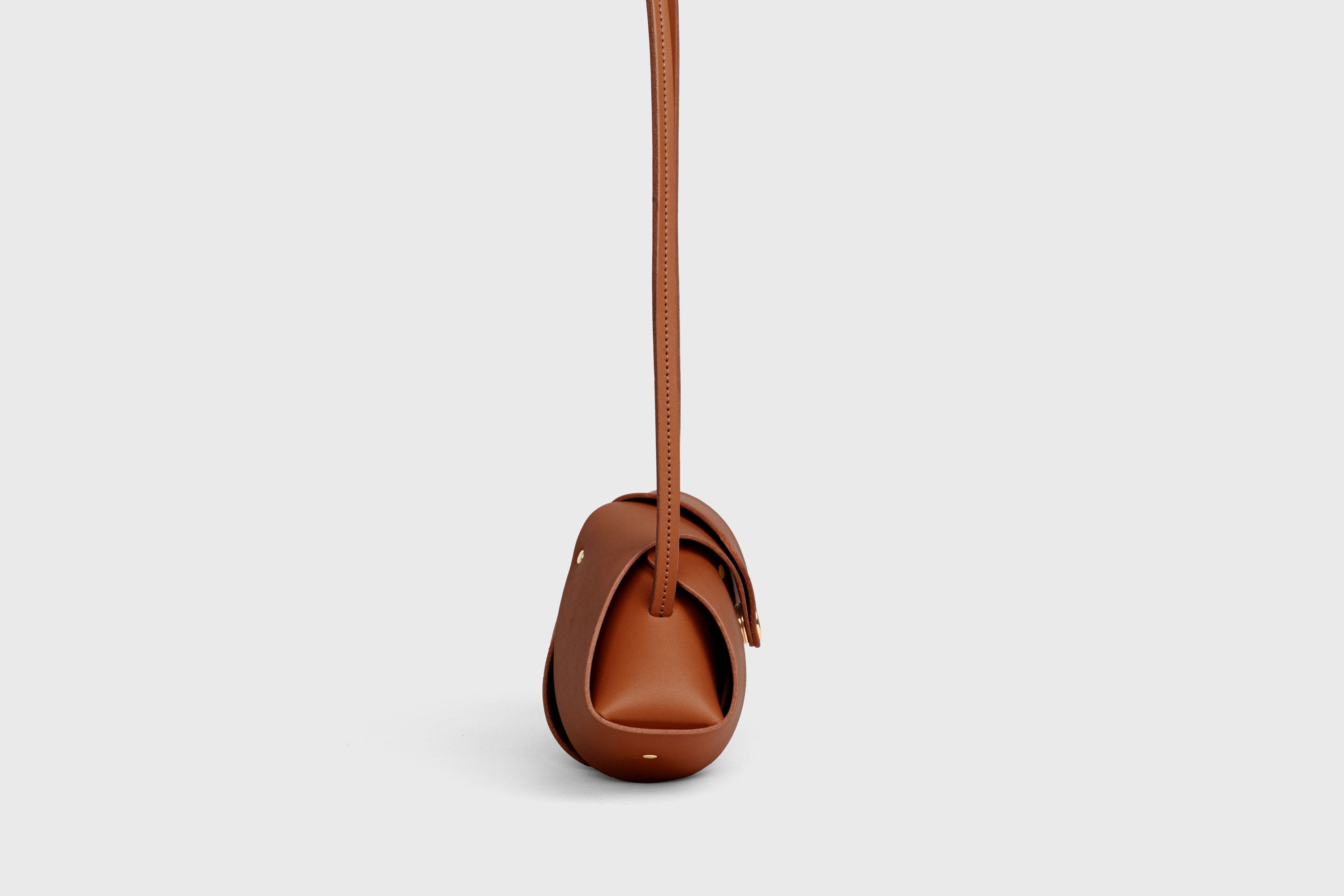 Panino Bag Dark Brown Leather Magnetic Closure Full Grain Vegetable Tanned Leather High Quality Modern Minimalistic Design Atelier Madre Manuel Dreesmann Barcelona Spain