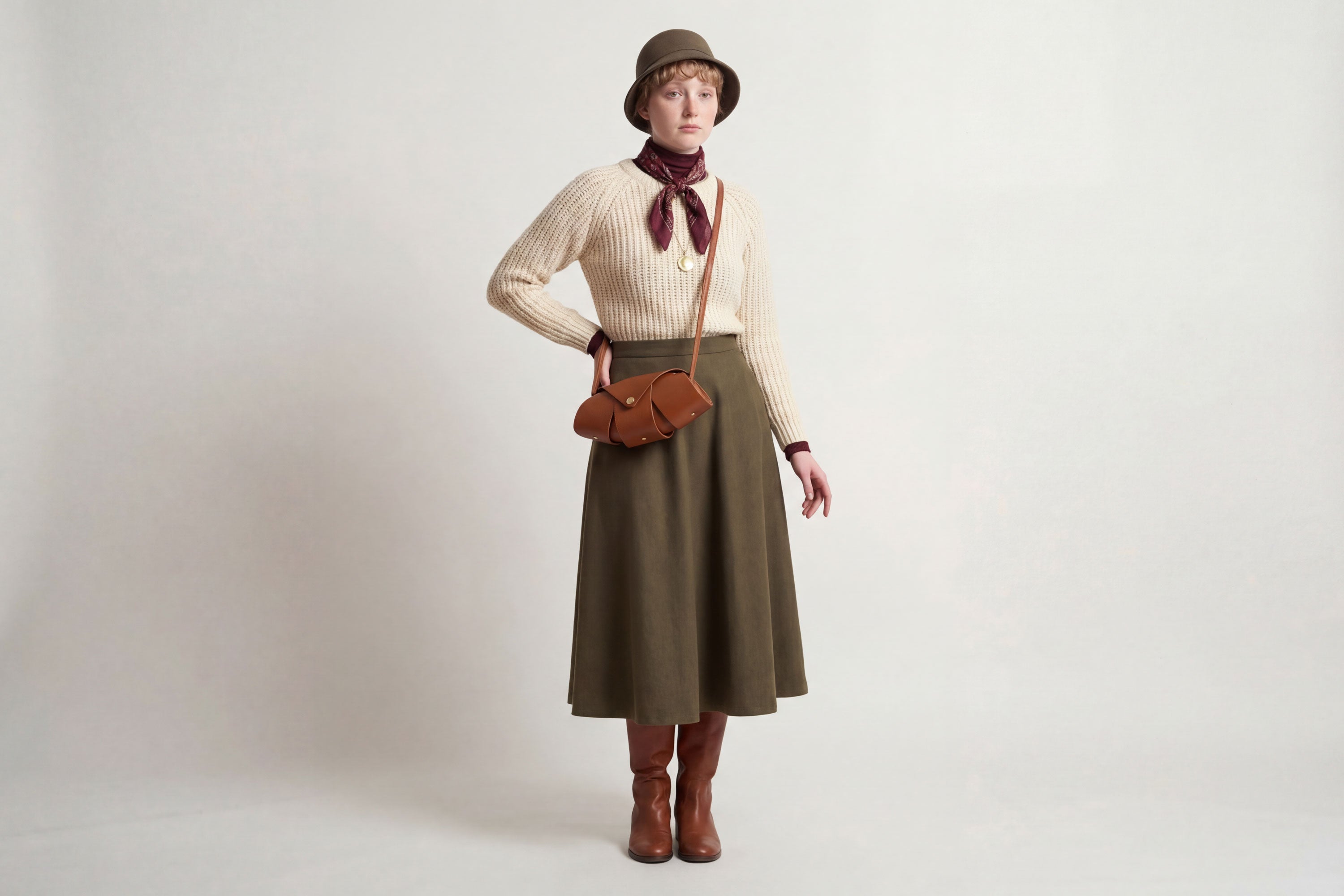 Panino Bag Dark Brown On A Model Leather Magnetic Closure Full Grain Vegetable Tanned Leather High Quality Modern Minimalistic Design Atelier Madre Manuel Dreesmann Barcelona Spain