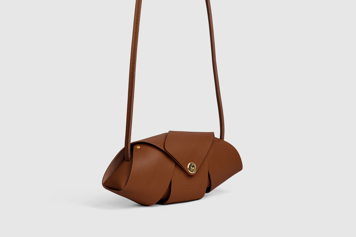 Panino Bag Dark Brown Colour Leather Vegetable Tanned Modern Minimal Design Premium Quality Atelier Madre Manuel Dreesmann Barcelona 2