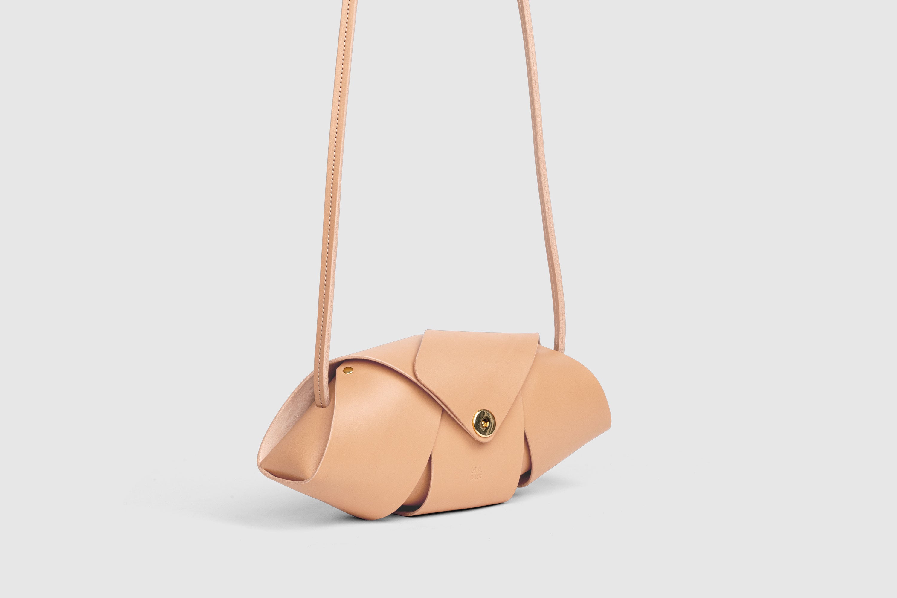 Panino Bag Natural Color Leather Magnetic Closure Full Grain Vegetable Tanned Leather High Quality Modern Minimalistic Design Atelier Madre Manuel Dreesmann Barcelona Spain