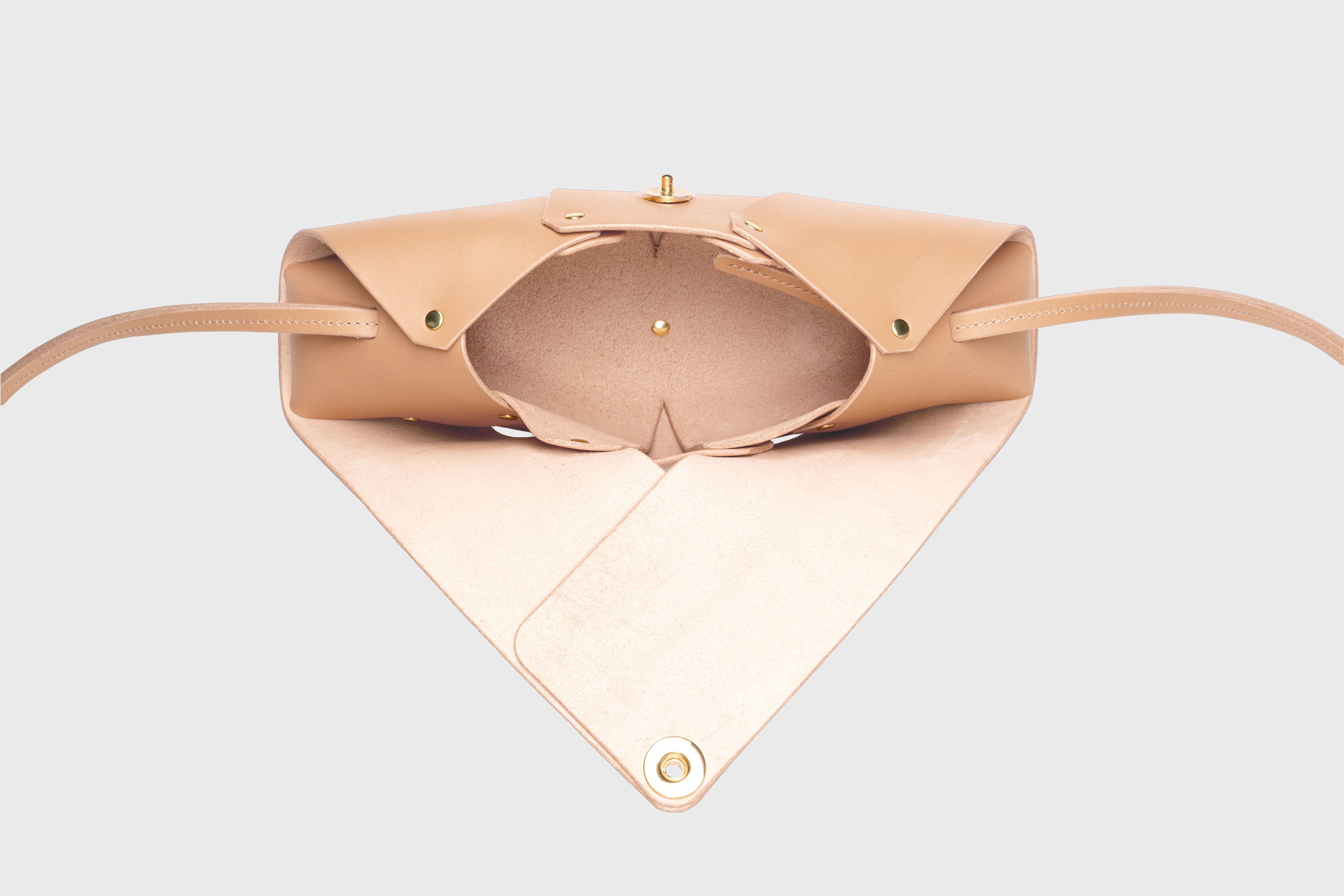 Panino Bag Natural Color Leather Magnetic Closure Full Grain Vegetable Tanned Leather High Quality Modern Minimalistic Design Atelier Madre Manuel Dreesmann Barcelona Spain