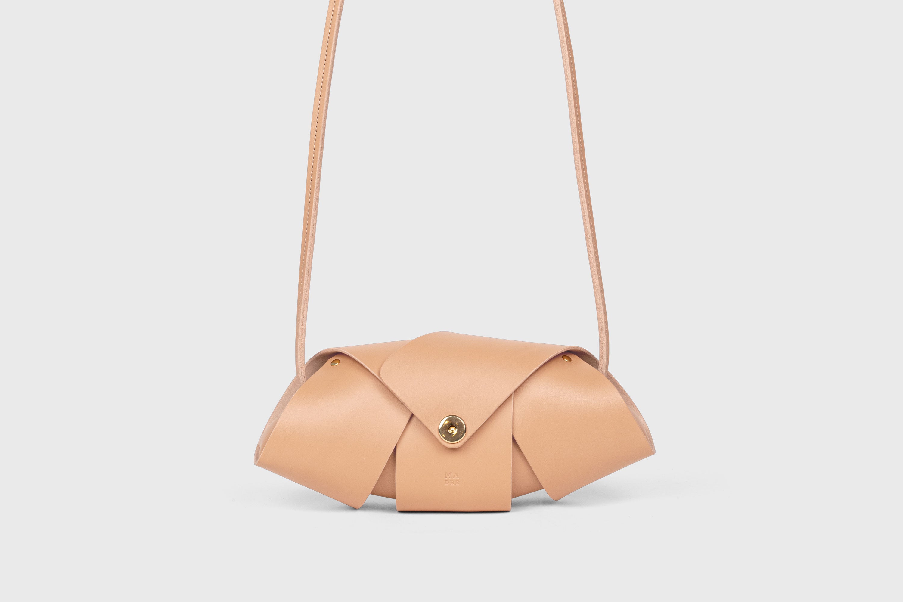 Panino Bag Natural Color Leather Magnetic Closure Full Grain Vegetable Tanned Leather High Quality Modern Minimalistic Design Atelier Madre Manuel Dreesmann Barcelona Spain