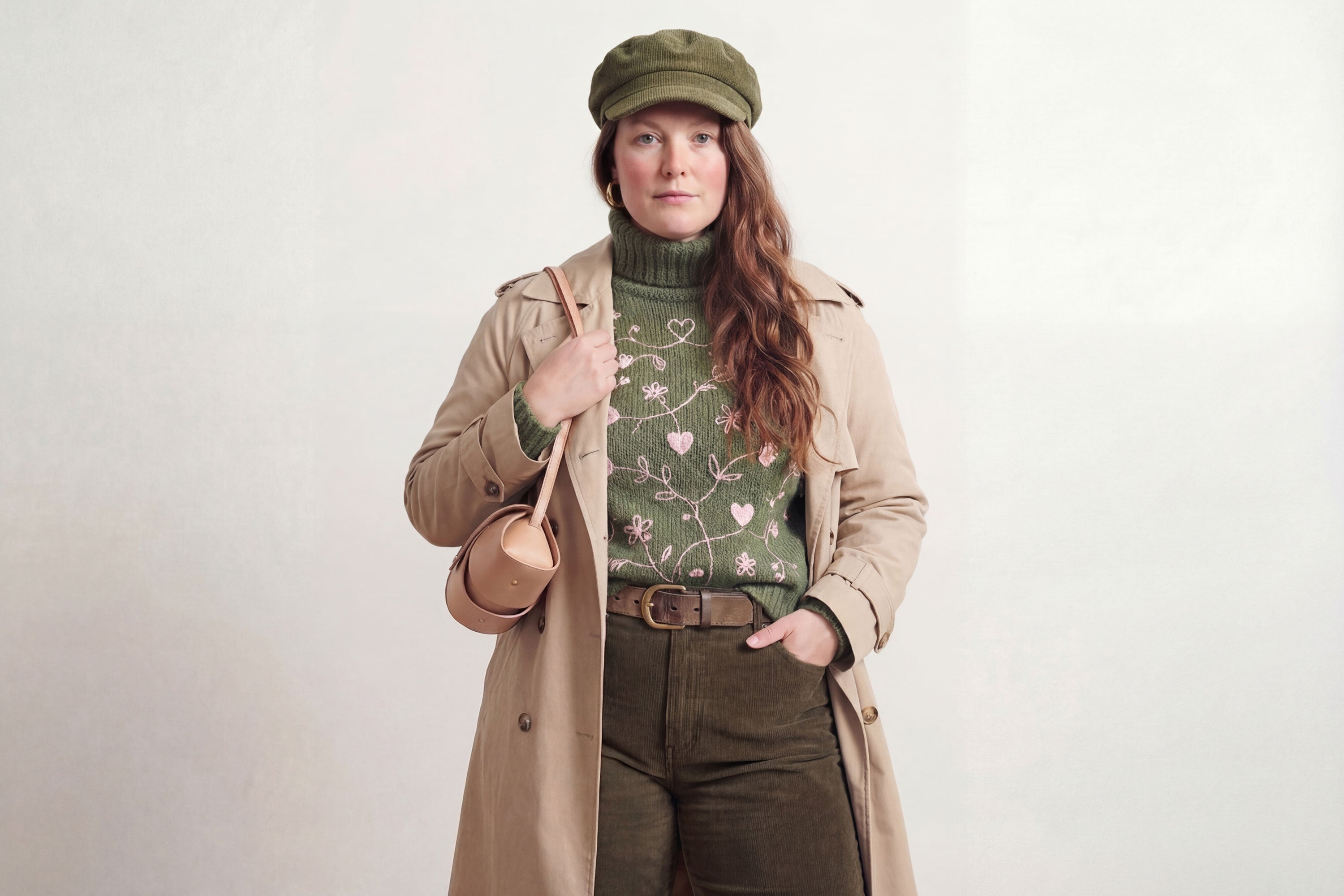 Panino Bag Natural Color On A Model Leather Magnetic Closure Full Grain Vegetable Tanned Leather High Quality Modern Minimalistic Design Atelier Madre Manuel Dreesmann Barcelona Spain