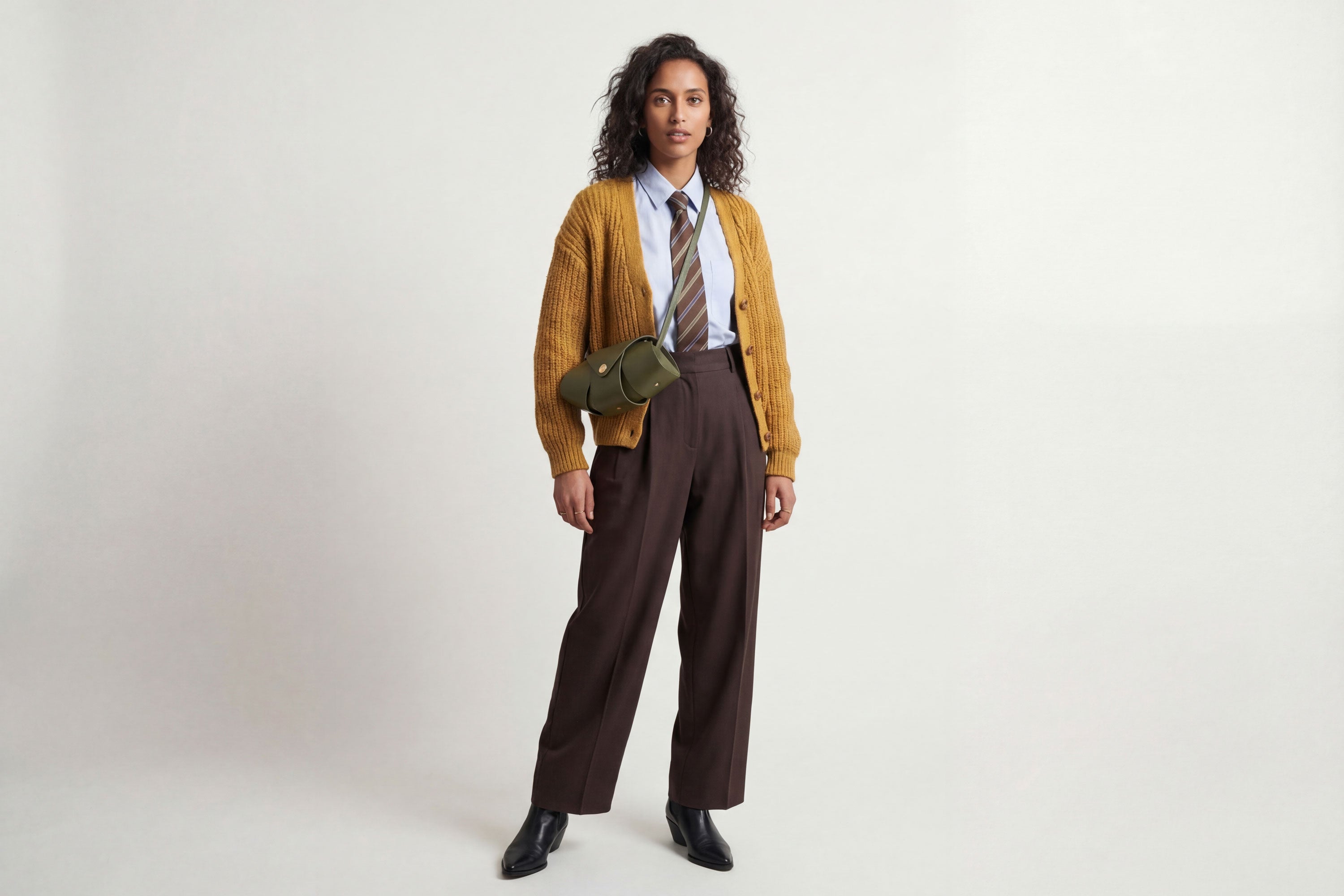 Panino Bag Olive Green On A Model Leather Magnetic Closure Full Grain Vegetable Tanned Leather High Quality Modern Minimalistic Design Atelier Madre Manuel Dreesmann Barcelona Spain