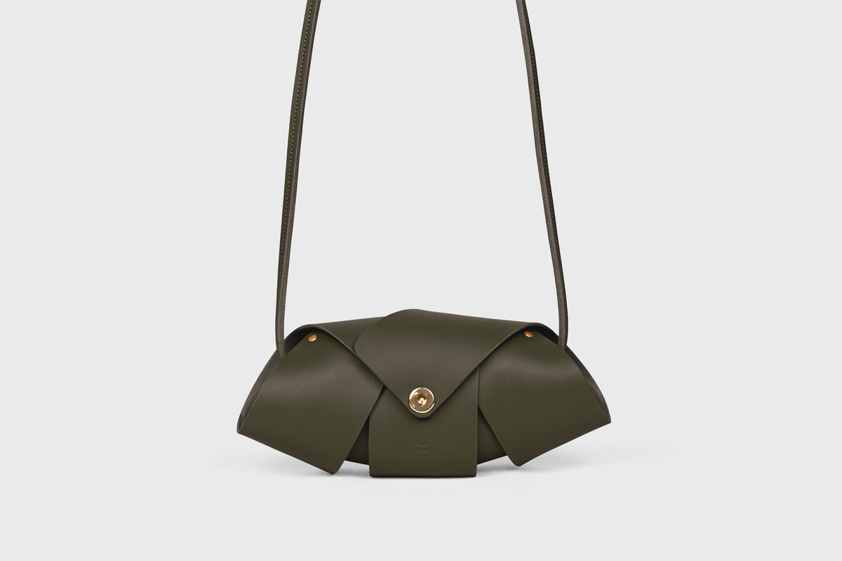 Panino Bag Olive Green Colour Leather Vegetable Tanned Modern Minimal Design Premium Quality Atelier Madre Manuel Dreesmann Barcelona 1
