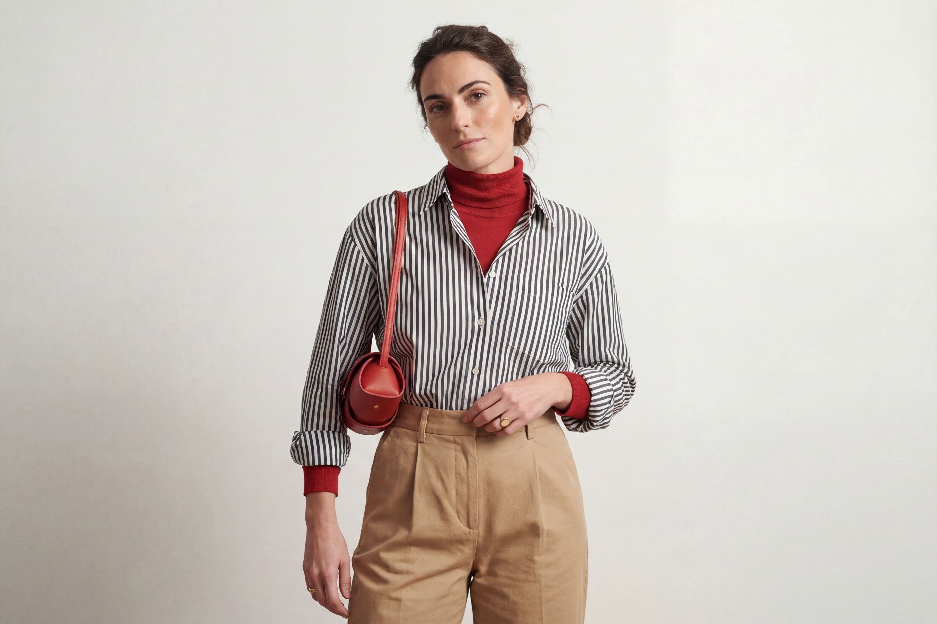 Panino Bag Red Leather On A Model Magnetic Closure Full Grain Vegetable Tanned Leather High Quality Modern Minimalistic Design Atelier Madre Manuel Dreesmann Barcelona Spain