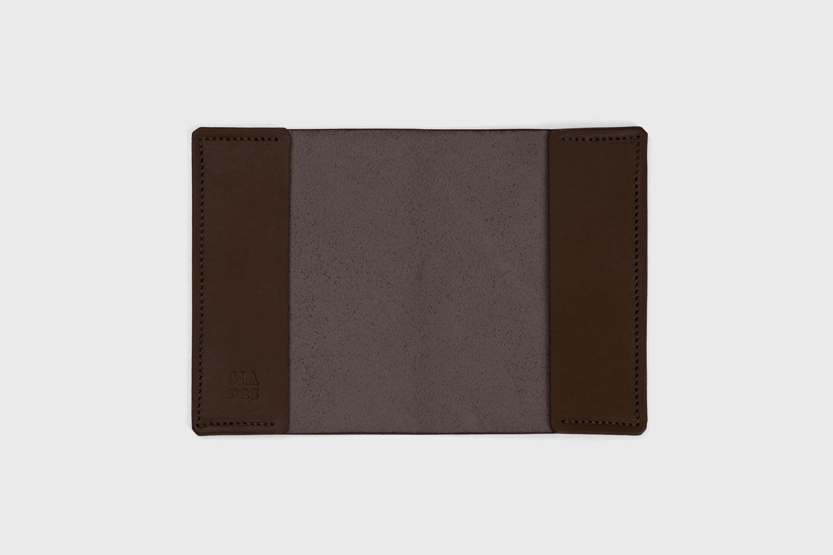 Passport Cover Leather Chocolate Brown Colour Leather Vegetable Tanned Modern Minimal Design Premium Quality Atelier Madre Manuel Dreesmann Barcelona 6