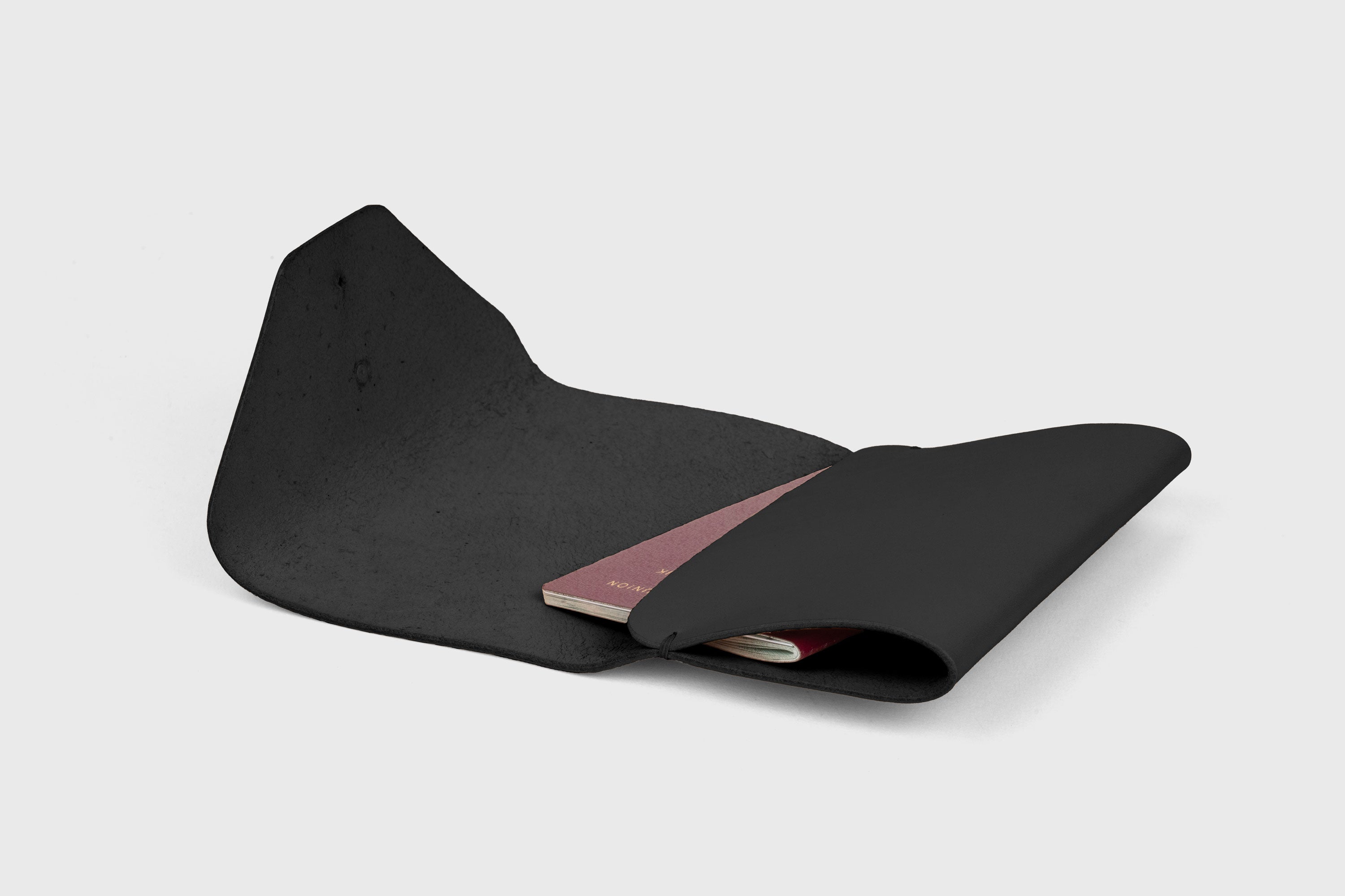 Passport Holder In Black Color In Vegetable Tanned Leather Minimalistic Design Premium Quality Atelier Madre Manuel Dreesmann Barcelona Spain 1