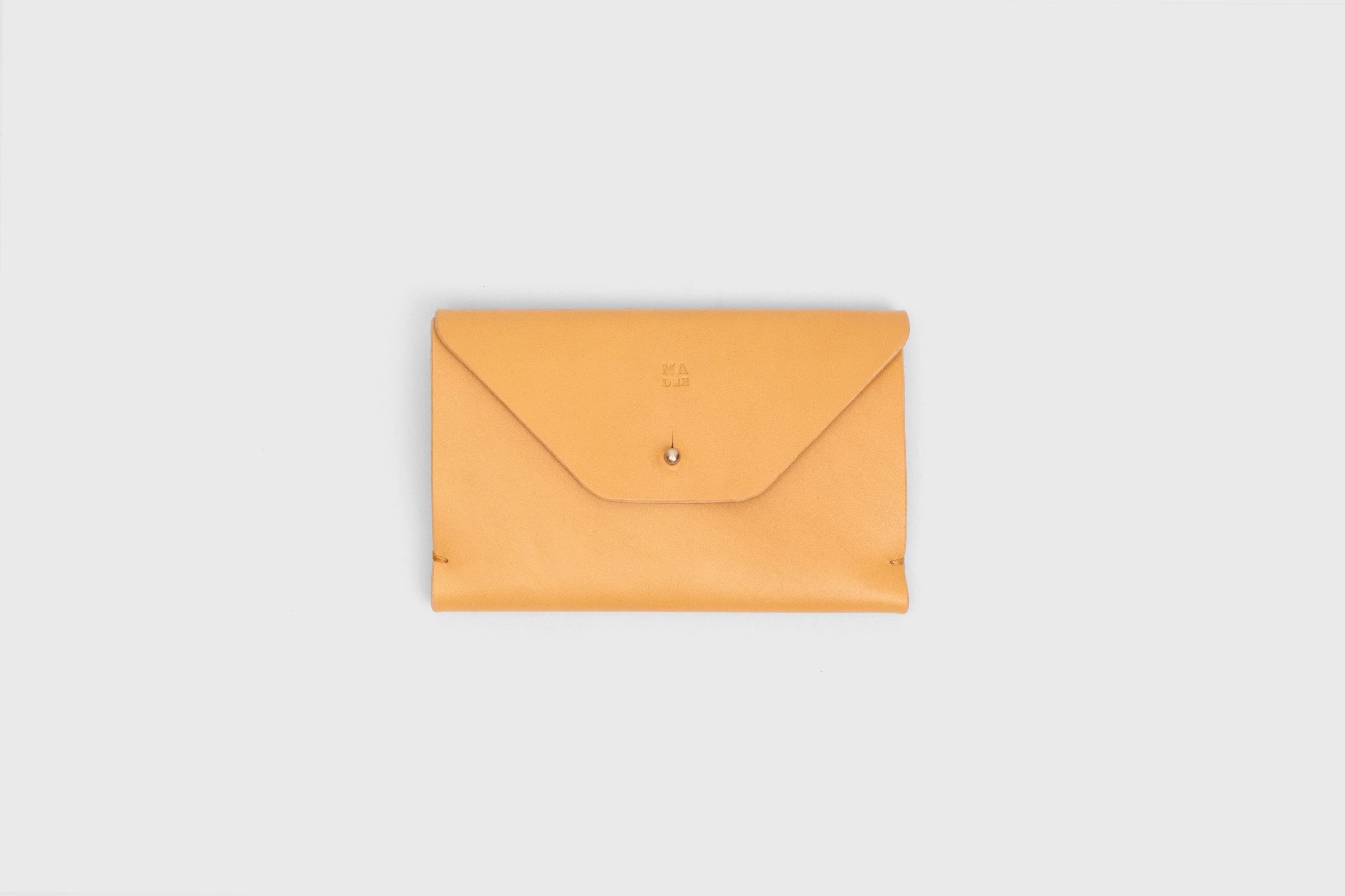 Passport Holder In Brown Color In Vegetable Tanned Leather Minimalistic Design Premium Quality Atelier Madre Manuel Dreesmann Barcelona Spain 1