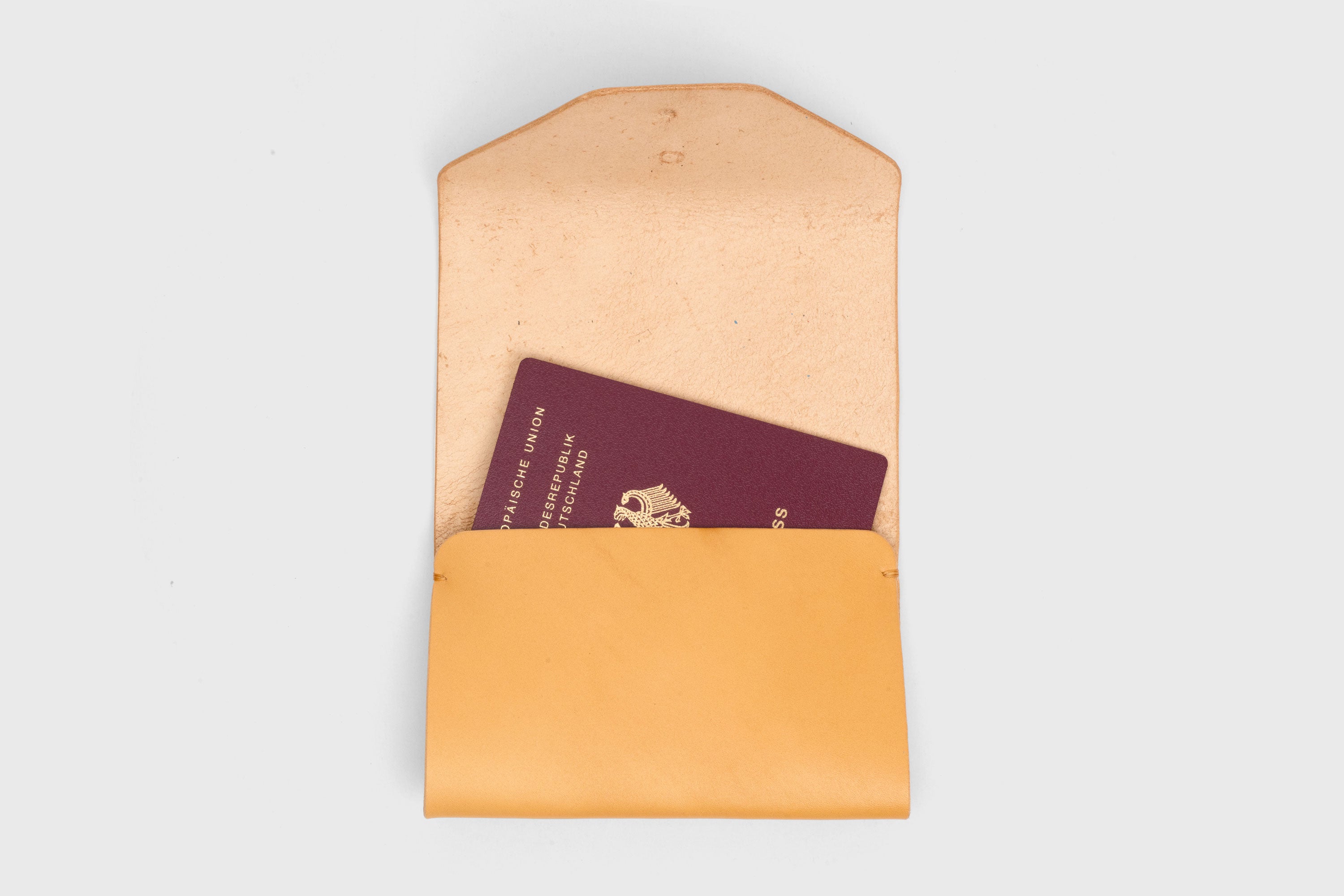 Passport Holder In Brown Color In Vegetable Tanned Leather Minimalistic Design Premium Quality Atelier Madre Manuel Dreesmann Barcelona Spain 1