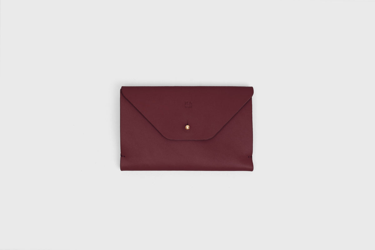 Passport Holder Burgundy Leather Atelier Madre Manuel Dreesmann Barcelona Spain 1
