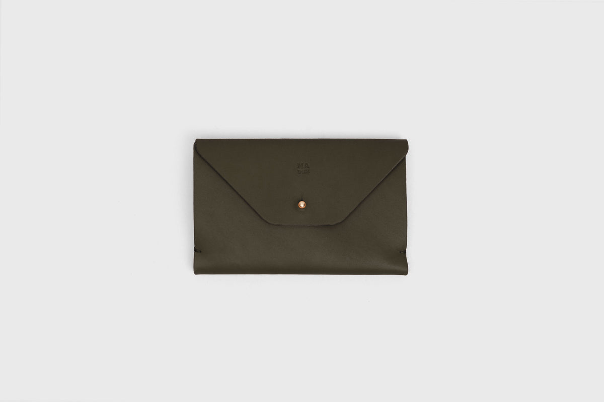 Passport Holder Olive Green Leather Atelier Madre Manuel Dreesmann Barcelona Spain 1