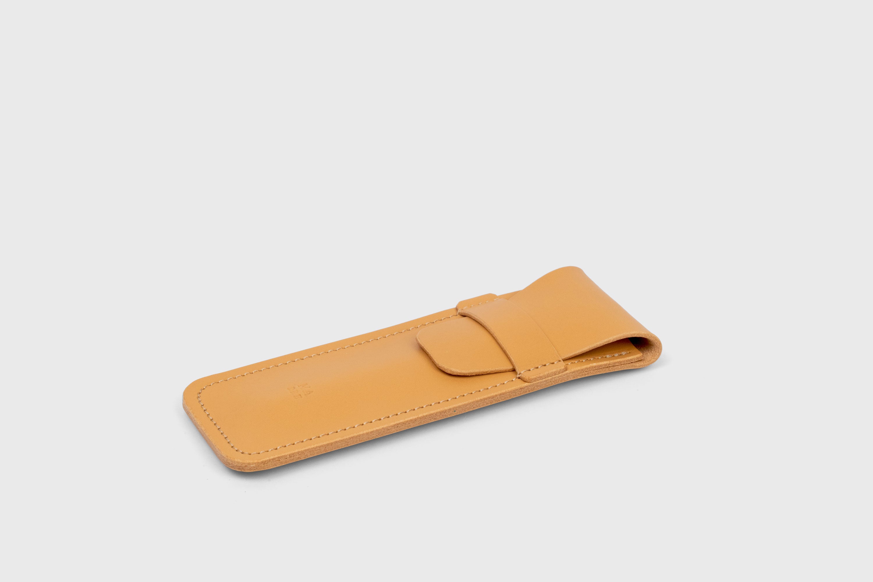 Estojo para caneta em pele curtida vegetal de cor castanha Design minimalista Atelier Madre Manuel Dreesmann Barcelona Espanha