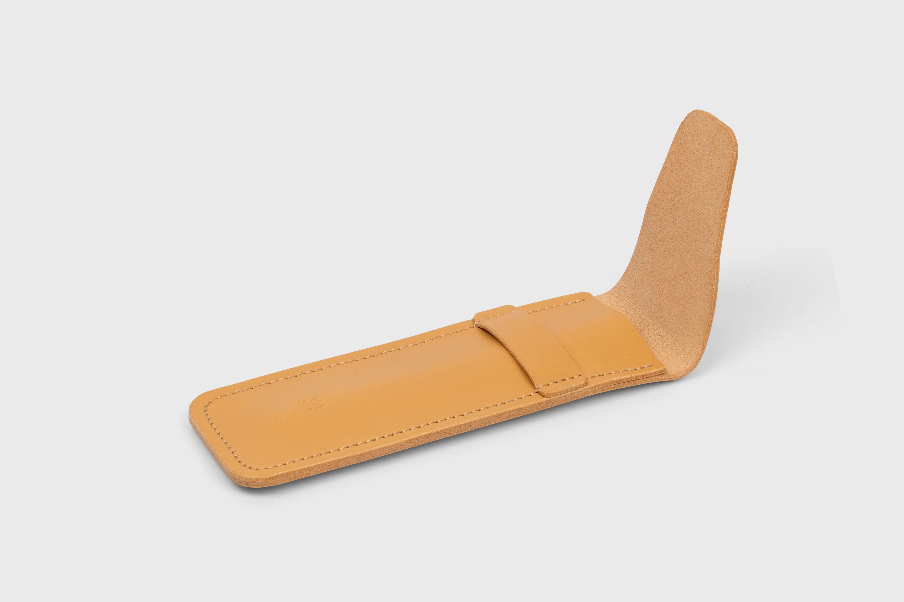 Estojo para caneta em pele curtida vegetal de cor castanha Design minimalista Atelier Madre Manuel Dreesmann Barcelona Espanha