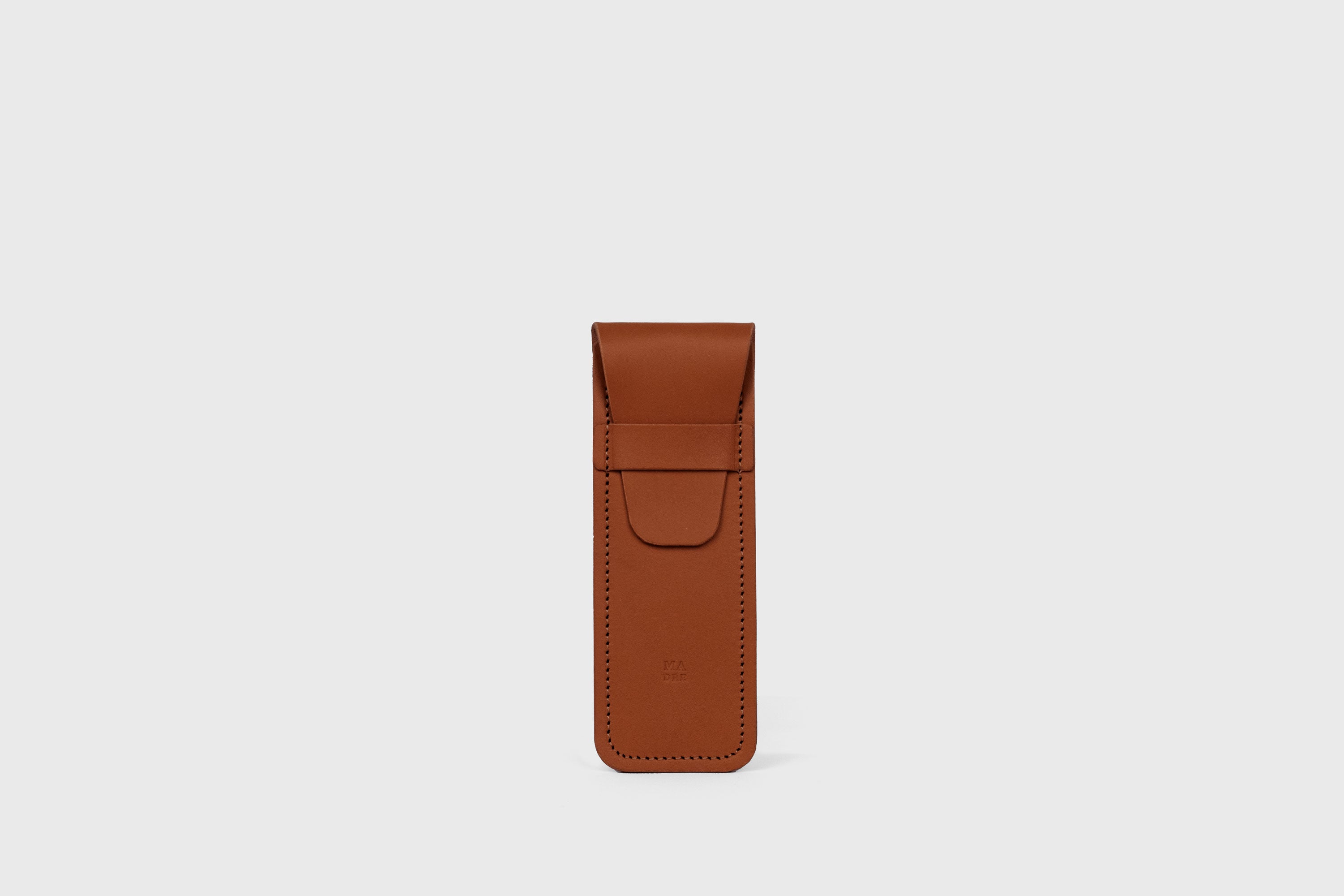 Estojo para caneta em pele curtida vegetal de cor castanha escura Design minimalista Atelier Madre Manuel Dreesmann Barcelona Espanha