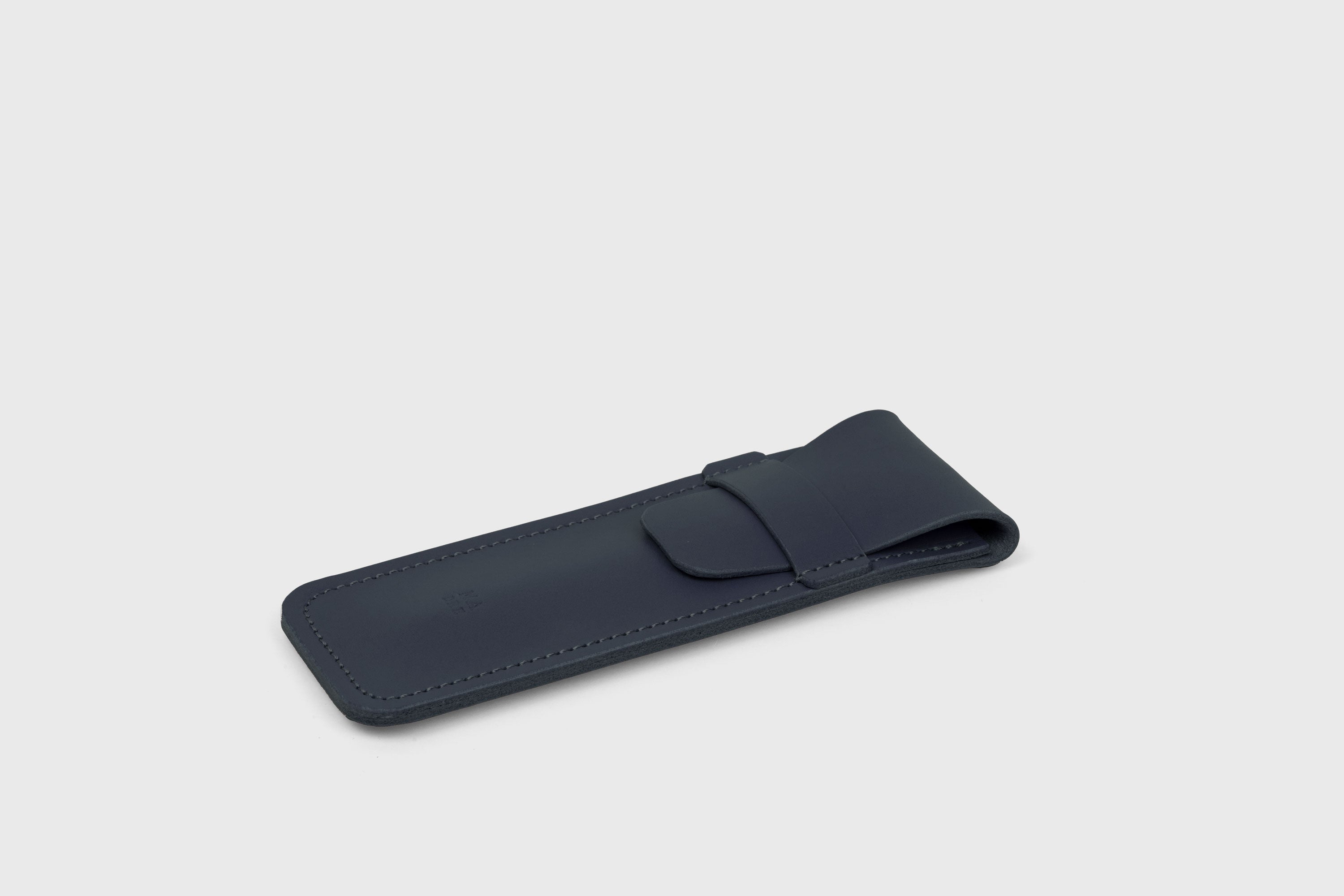 Estojo para caneta azul-marinho em pele curtida vegetal Design minimalista Atelier Madre Manuel Dreesmann Barcelona Espanha