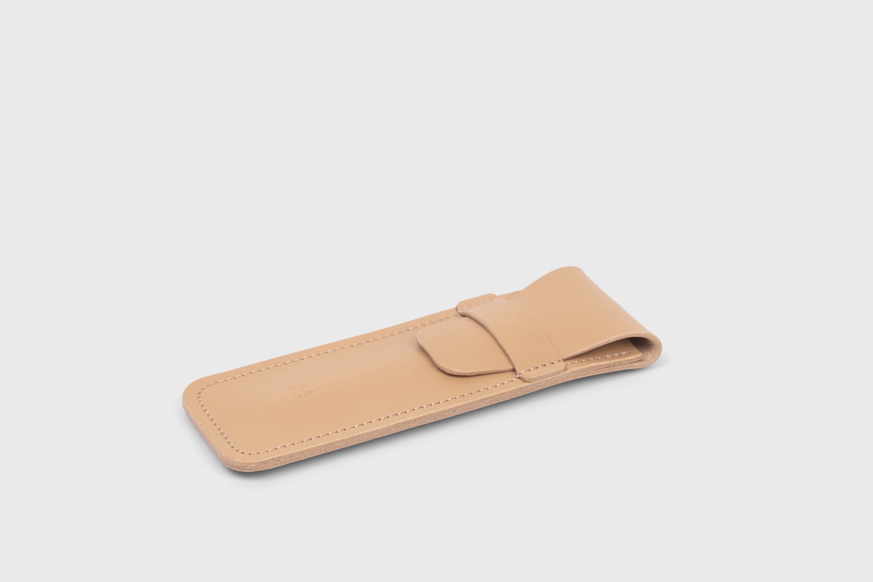 Estojo para caneta em couro curtido vegetal de cor natural Design minimalista Atelier Madre Manuel Dreesmann Barcelona Espanha