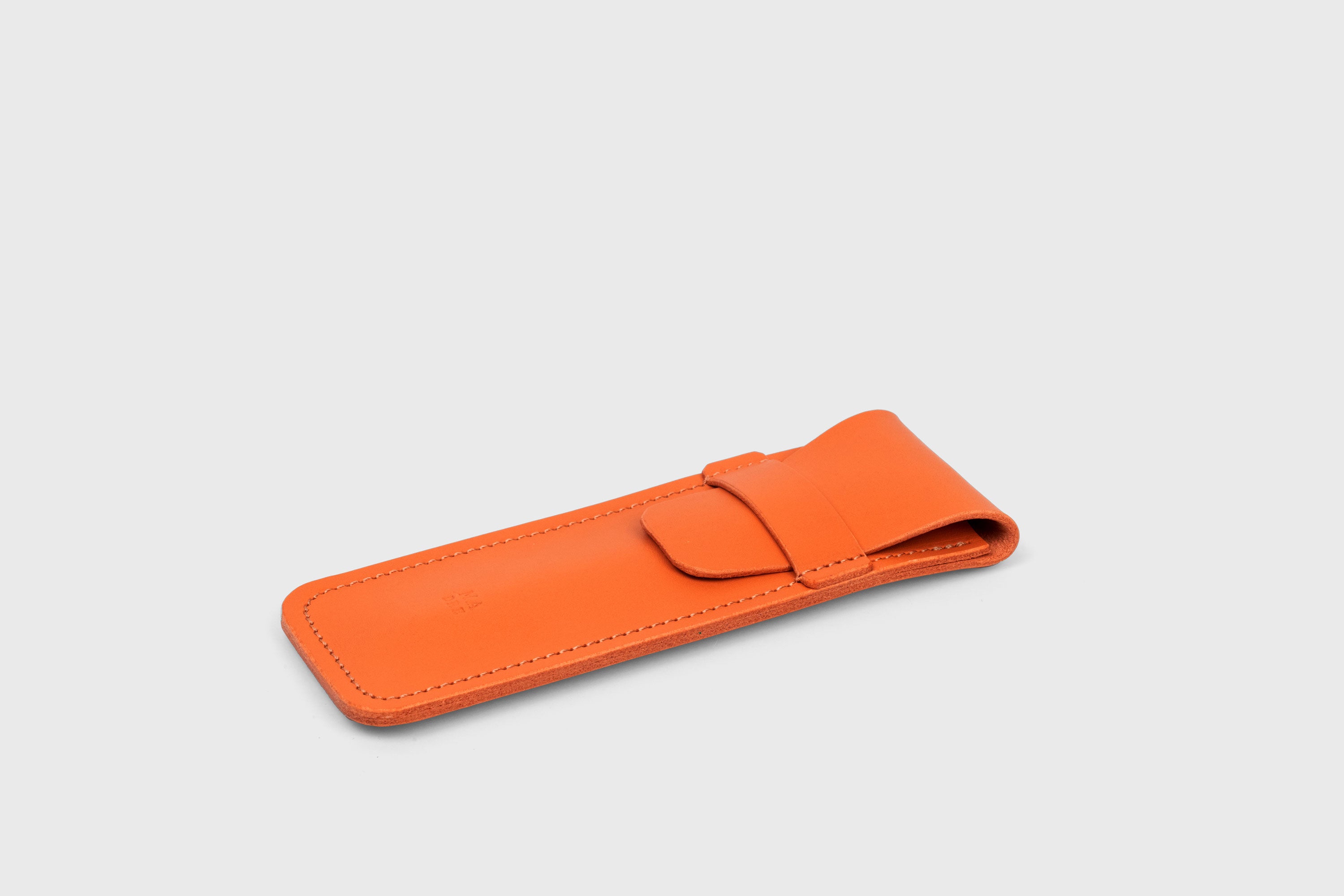Estojo para caneta em pele curtida vegetal de cor laranja Design minimalista Atelier Madre Manuel Dreesmann Barcelona Espanha
