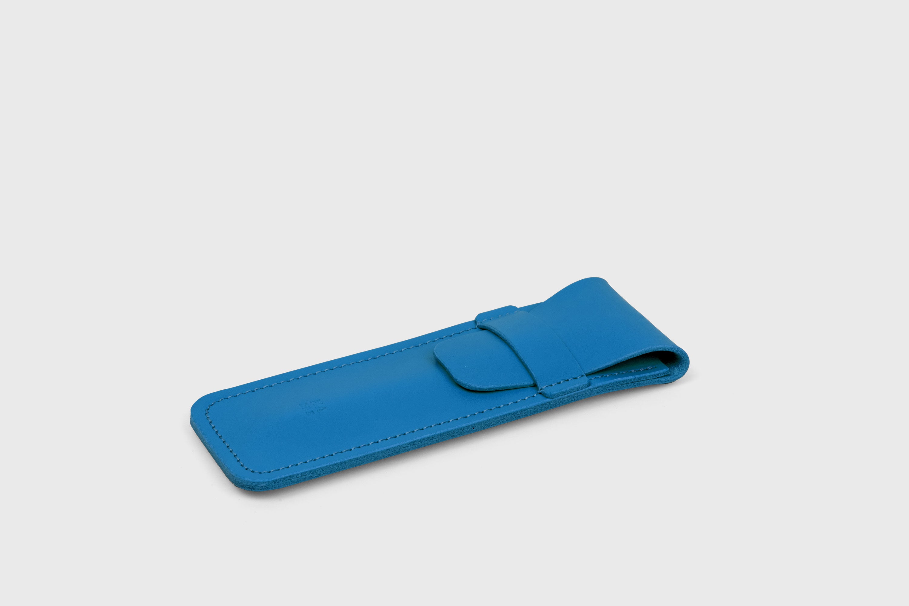 Estojo para caneta em pele curtida vegetal de cor azul real Design minimalista Atelier Madre Manuel Dreesmann Barcelona Espanha