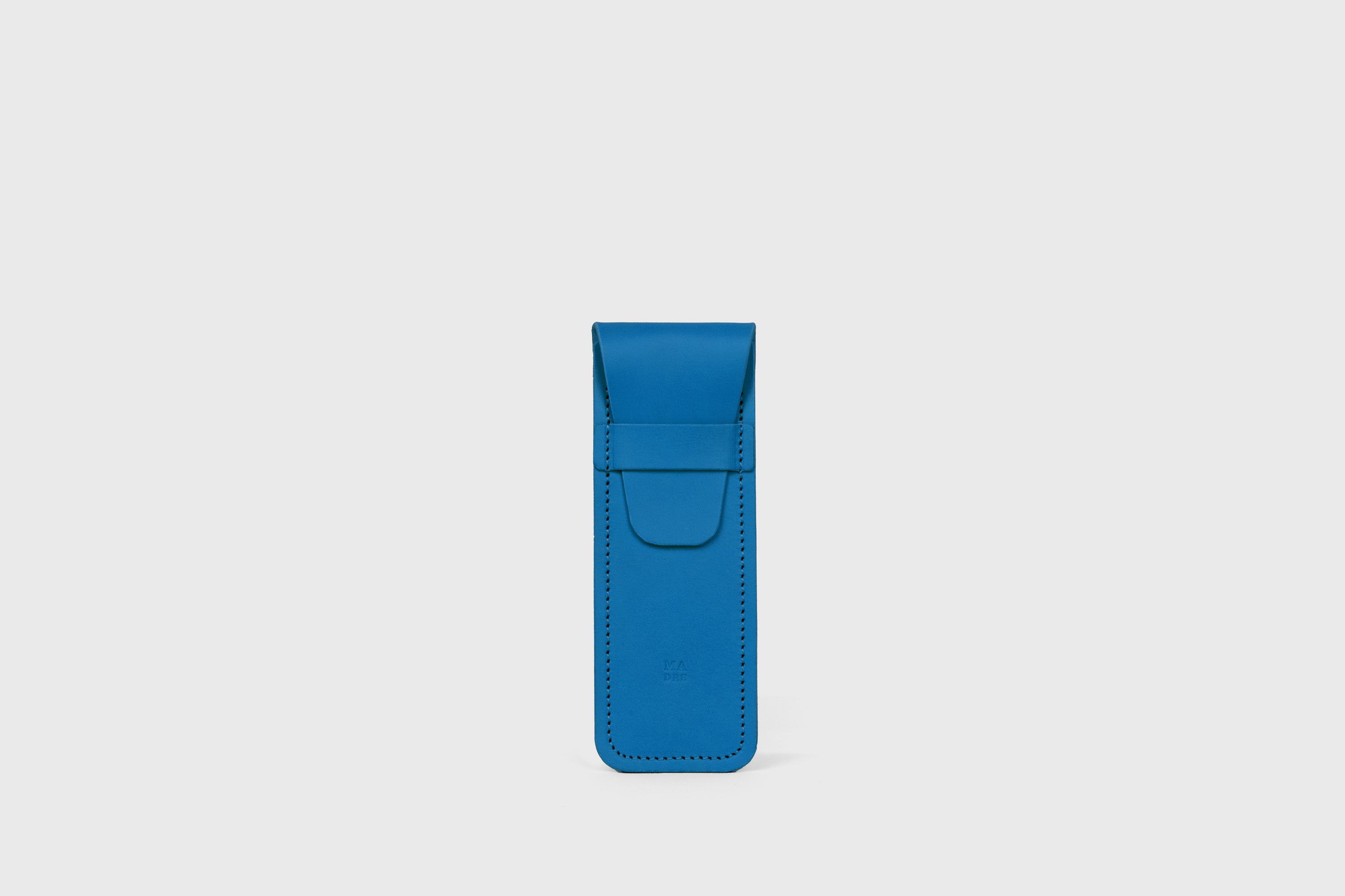 Estojo para caneta em pele curtida vegetal de cor azul real Design minimalista Atelier Madre Manuel Dreesmann Barcelona Espanha