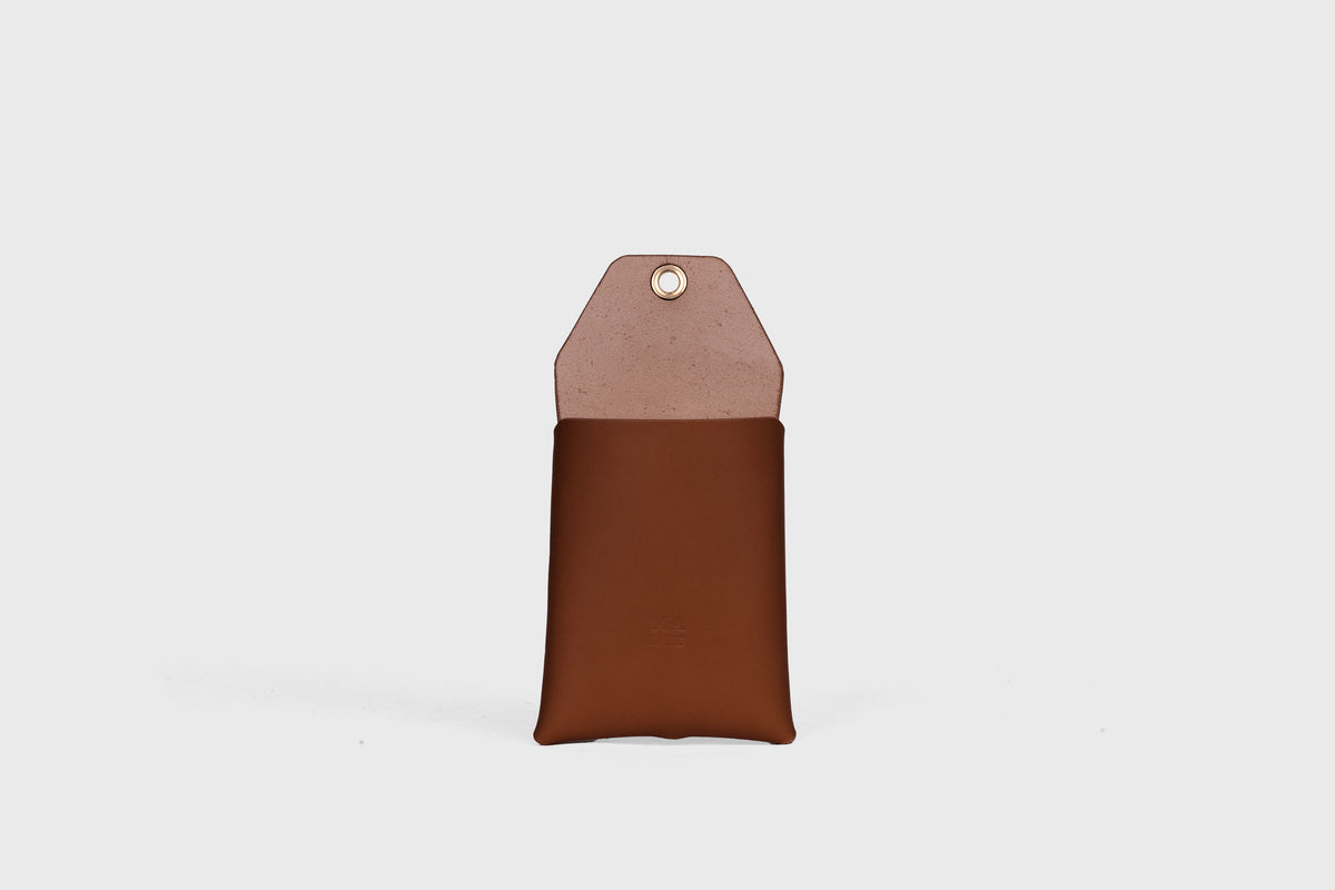Phone Wall Hanger Dark Brown Leather Atelier Madre Manuel Dreesmann Barcelona Spain 1