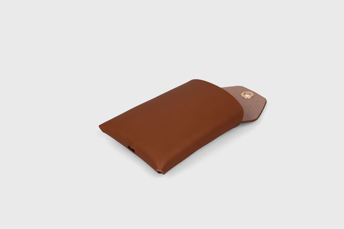 Phone Wall Hanger Dark Brown Leather Atelier Madre Manuel Dreesmann Barcelona Spain 3