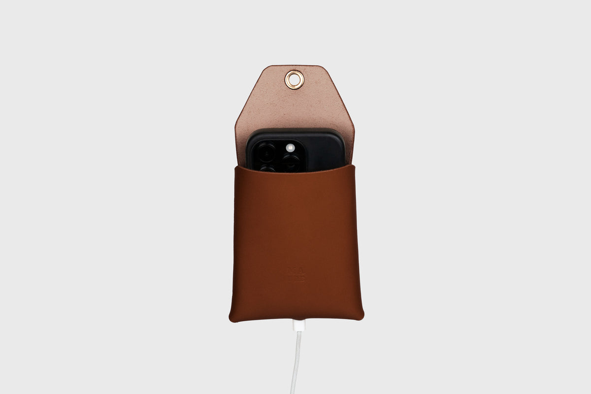 Phone Wall Hanger Dark Brown Leather Atelier Madre Manuel Dreesmann Barcelona Spain 4