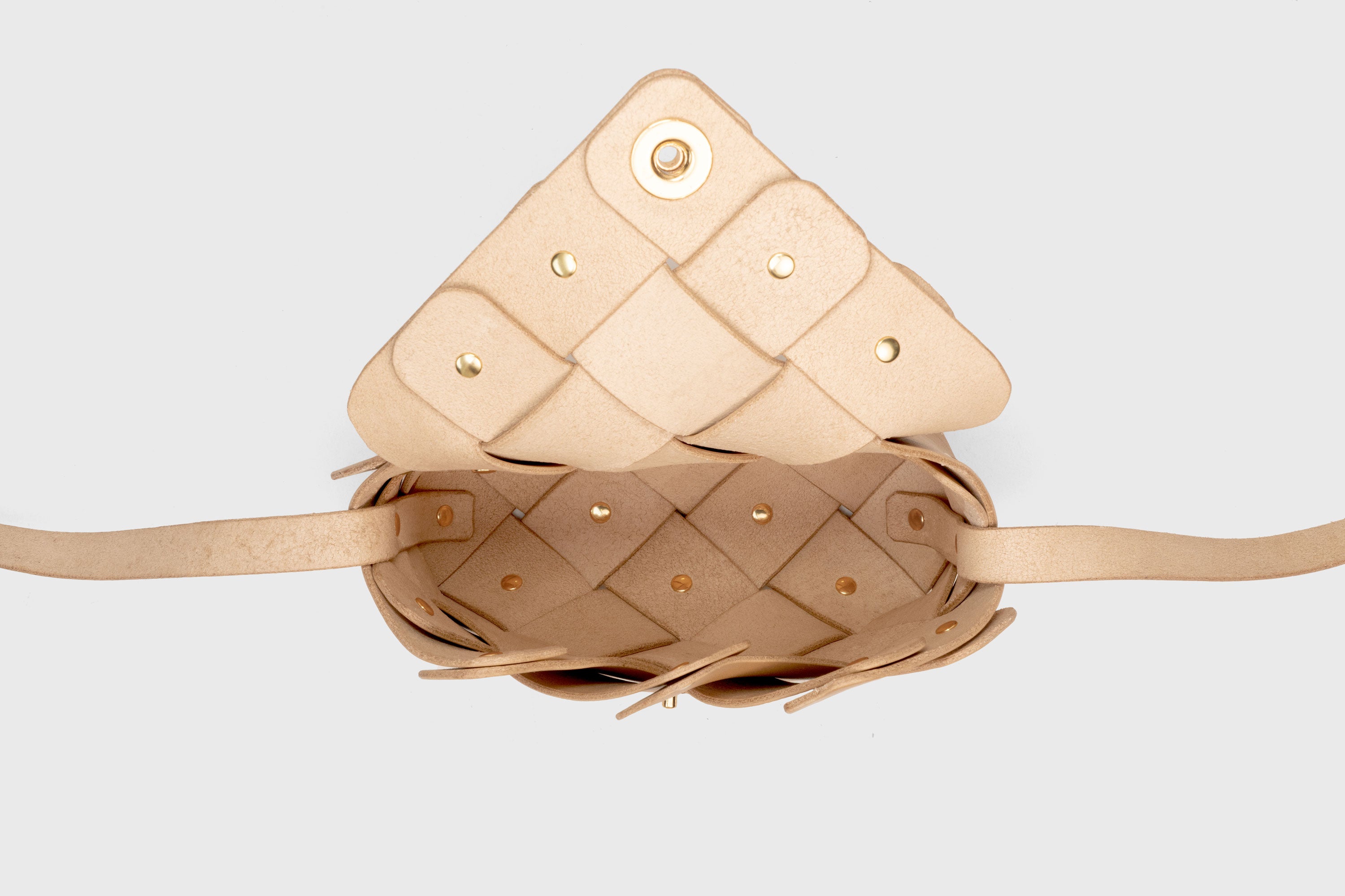 Pine Flap Bag Small In Natural Color In Vegetable Tanned Leather Woven Design Atelier Madre Manuel Dreesmann Barcelona Spain