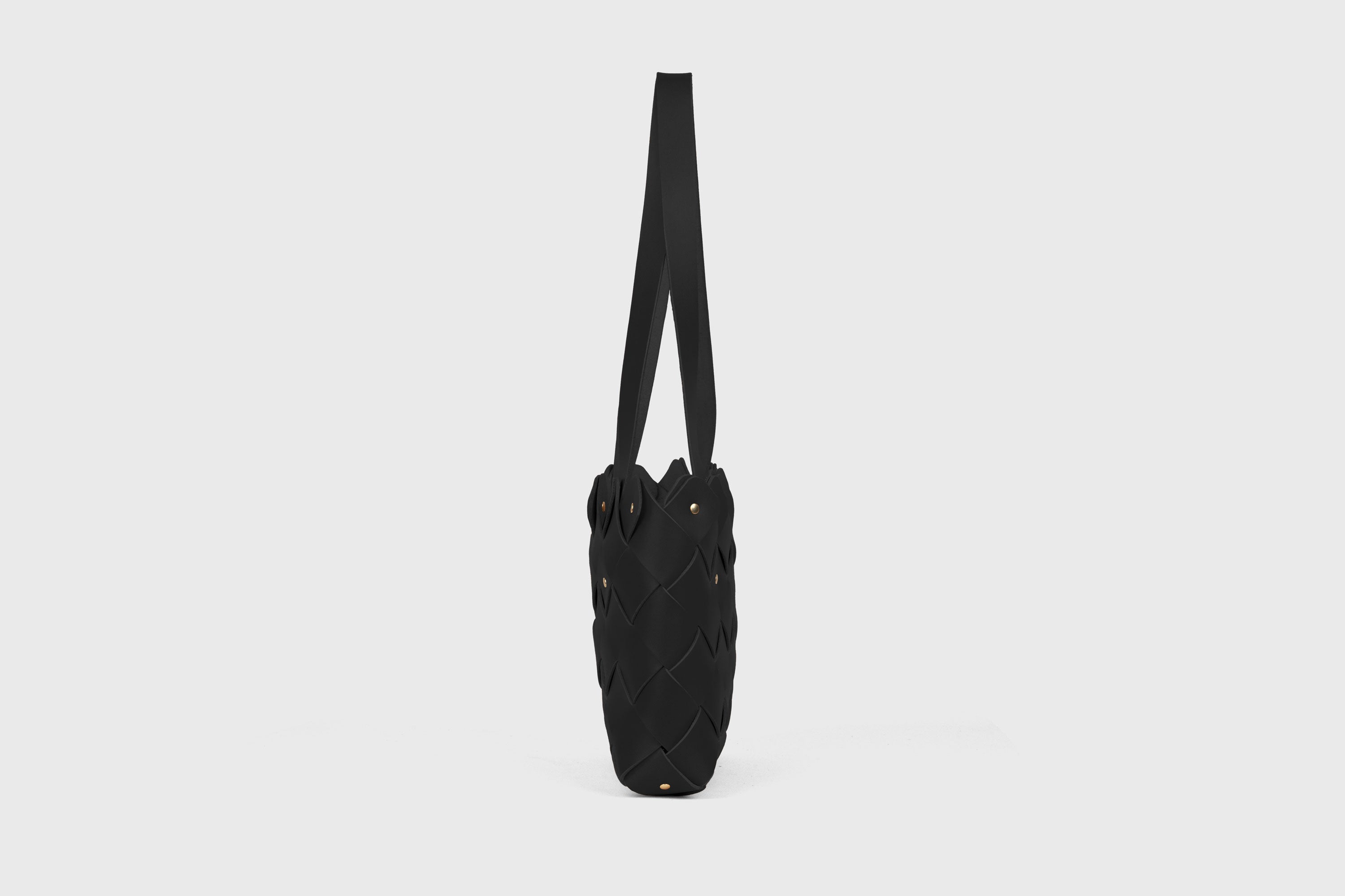 Pine Medium Tote Bag In Black Color In Vegetable Tanned Leather Woven Structure Atelier Madre Manuel Dreesmann Barcelona Spain