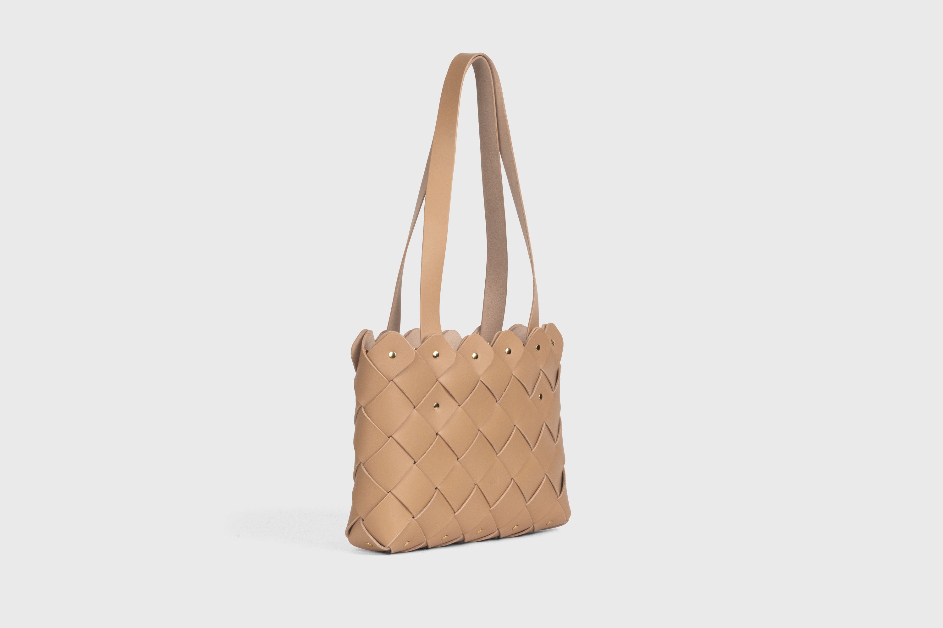 Pine Medium Tote Bag In Natural Color In Vegetable Tanned Leather Woven Structure Atelier Madre Manuel Dreesmann Barcelona Spain