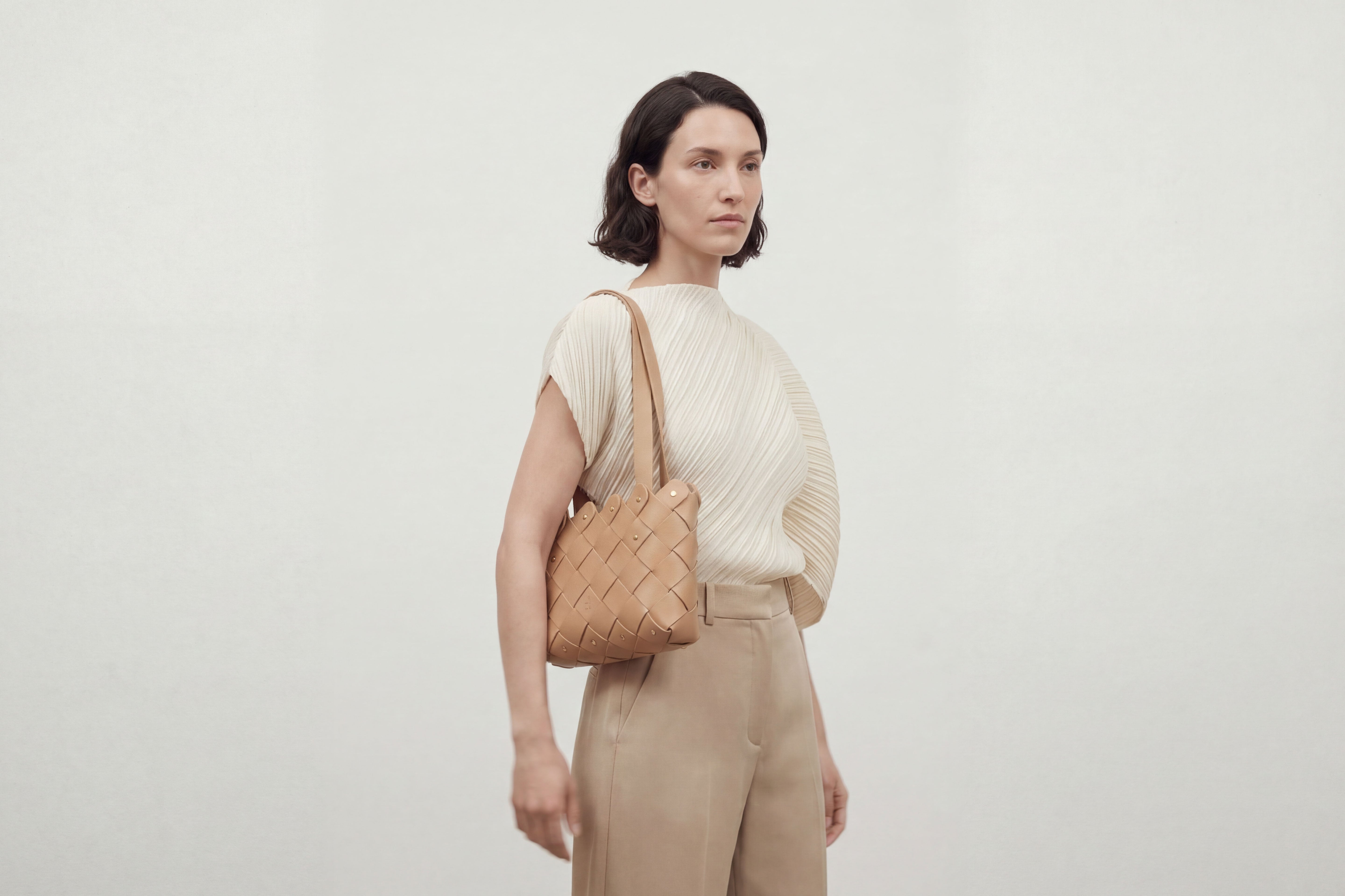 Pine Medium Tote Bag On Woman Model In Natural Color In Vegetable Tanned Leather Wowen Structure Design Atelier Madre Manuel Dreesmann Barcelona Spain